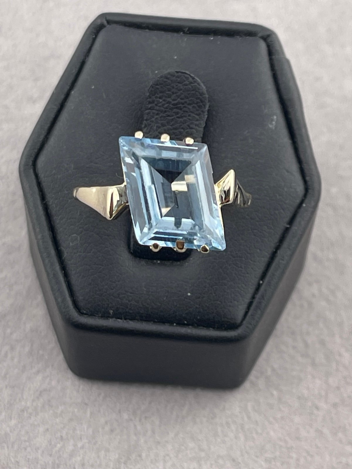 Antique unique, 5 carat aquamarine statement ring 10 karat yellow gold