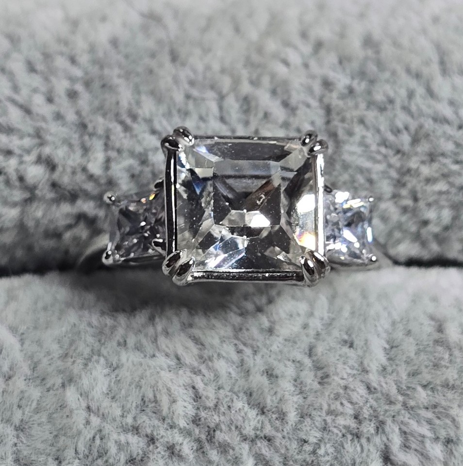 Fragrant jewels April diamond ring
