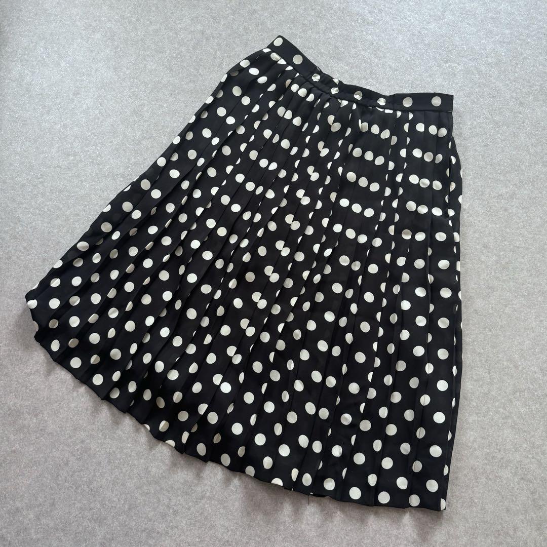 A dot pleated skirt from a Japanese label, popular in the 80s and 90s.