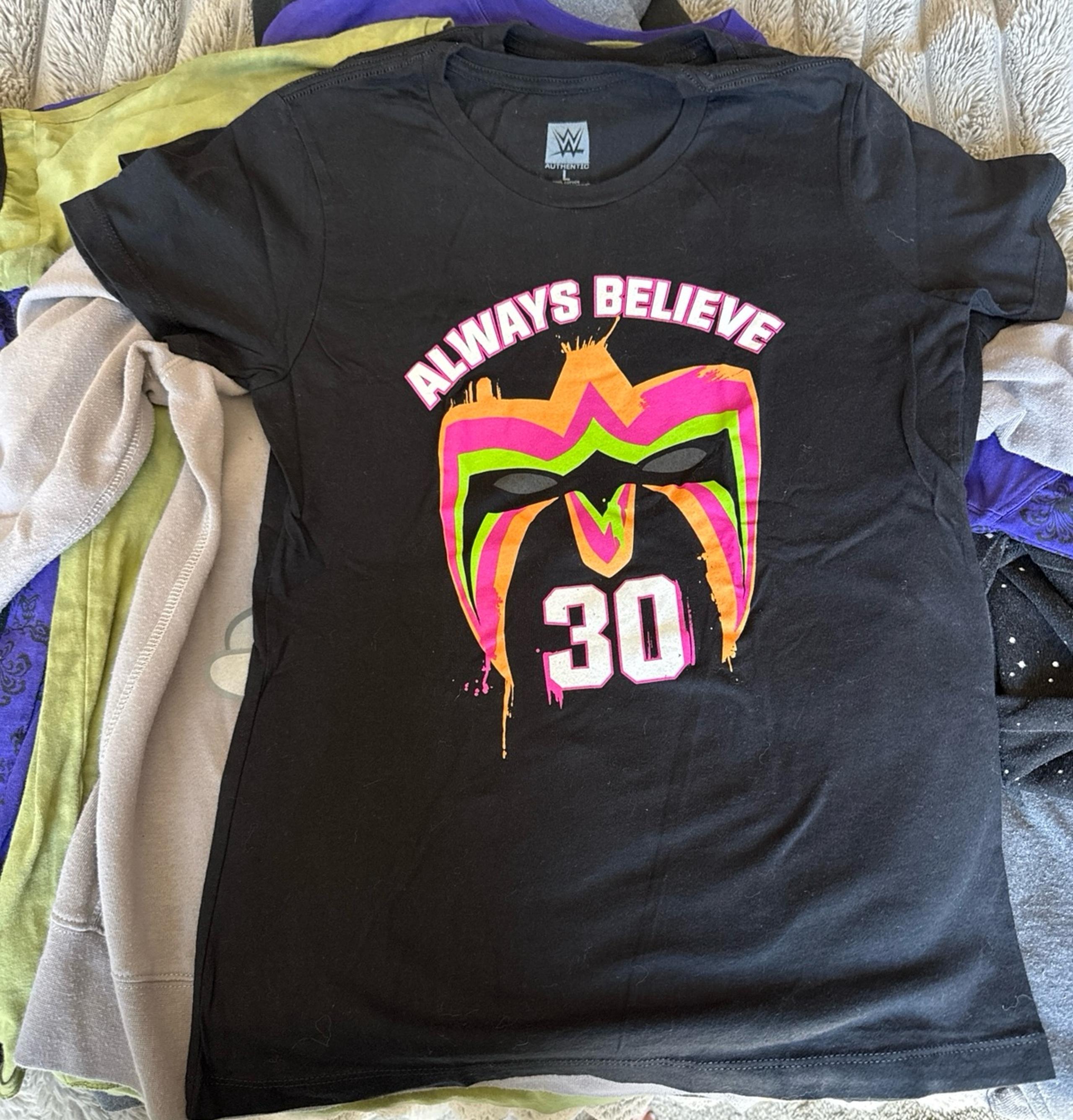 the ultimate Warrior women’s size large T-shirt - WWE