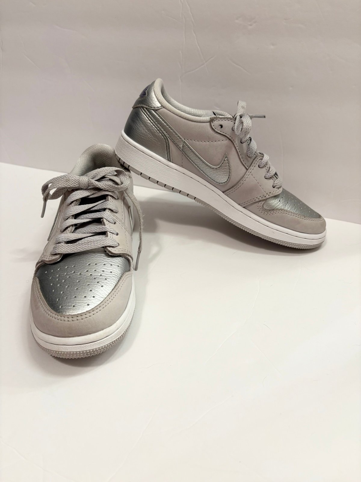 Nike Air Jordan 1 Low OG Size 5 Youth/Women’s 6.5 Silver and Gray