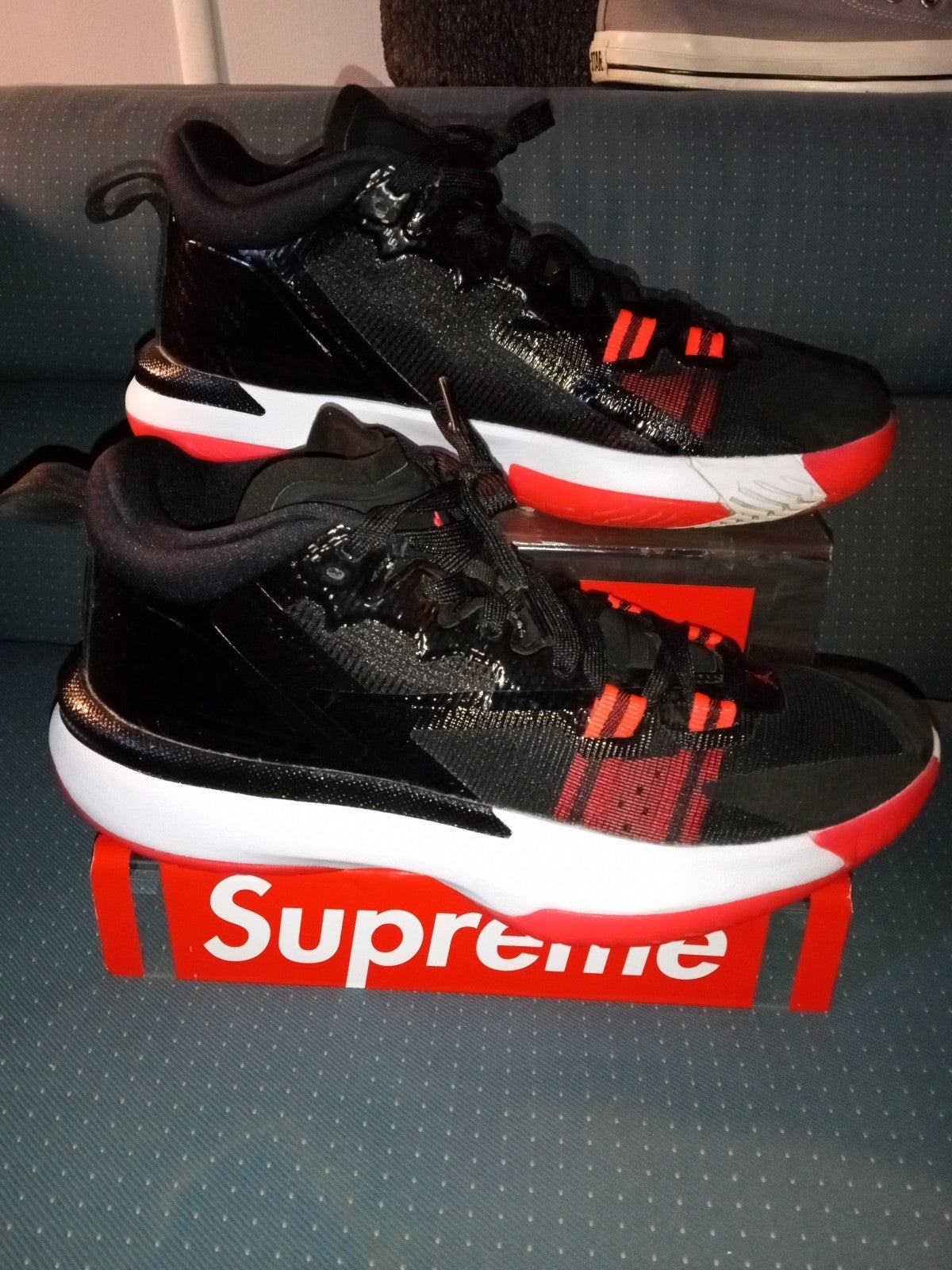 JORDAN ZION 1 (GS) BLACK/WHITE/BRIGHT CRIMSON