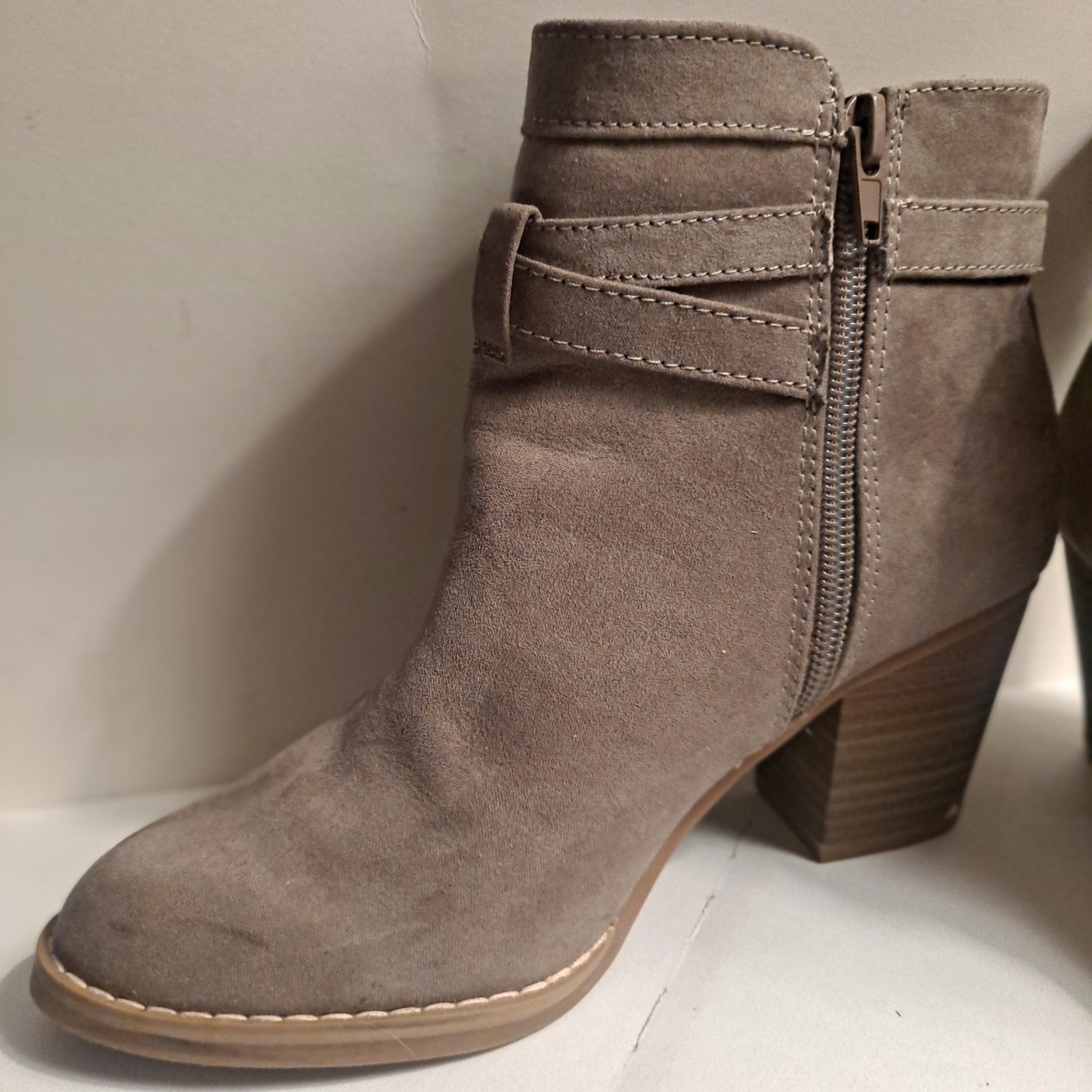 Express Ankle Boots Booties Gray Stacked Heels Almond Toe Women's Size 6