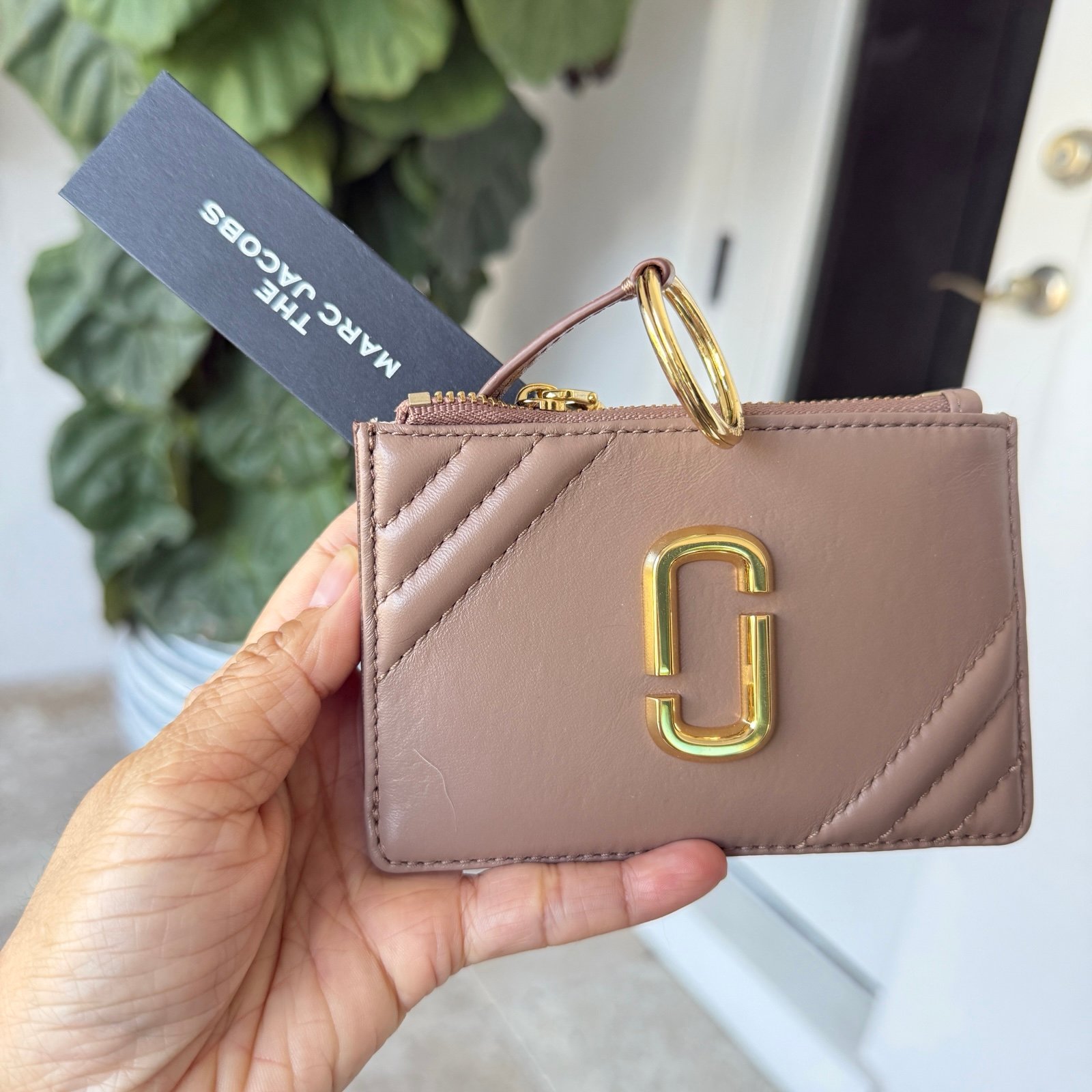 限定★Marc Jacobs★S156L01FA21 THE GLAM SHOT TOP ZIP WALLET Marc Jacobs THE GLAM SHOT TOP ZIP WALLET in Dusty Beige