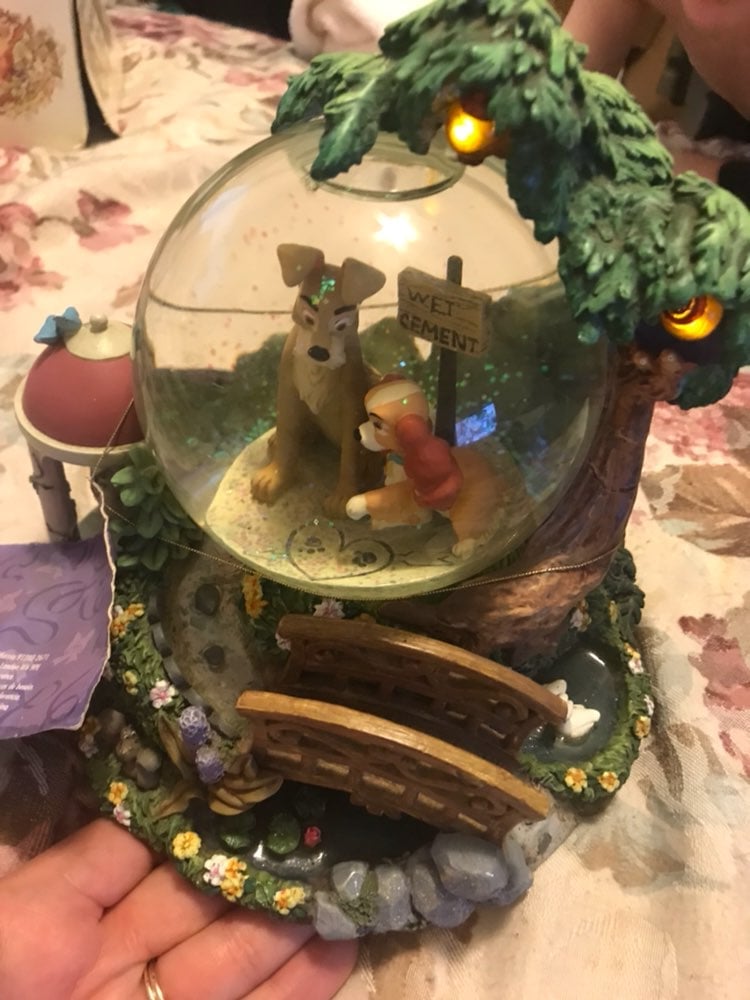 Disney Lady And The Tramp Snowglobe