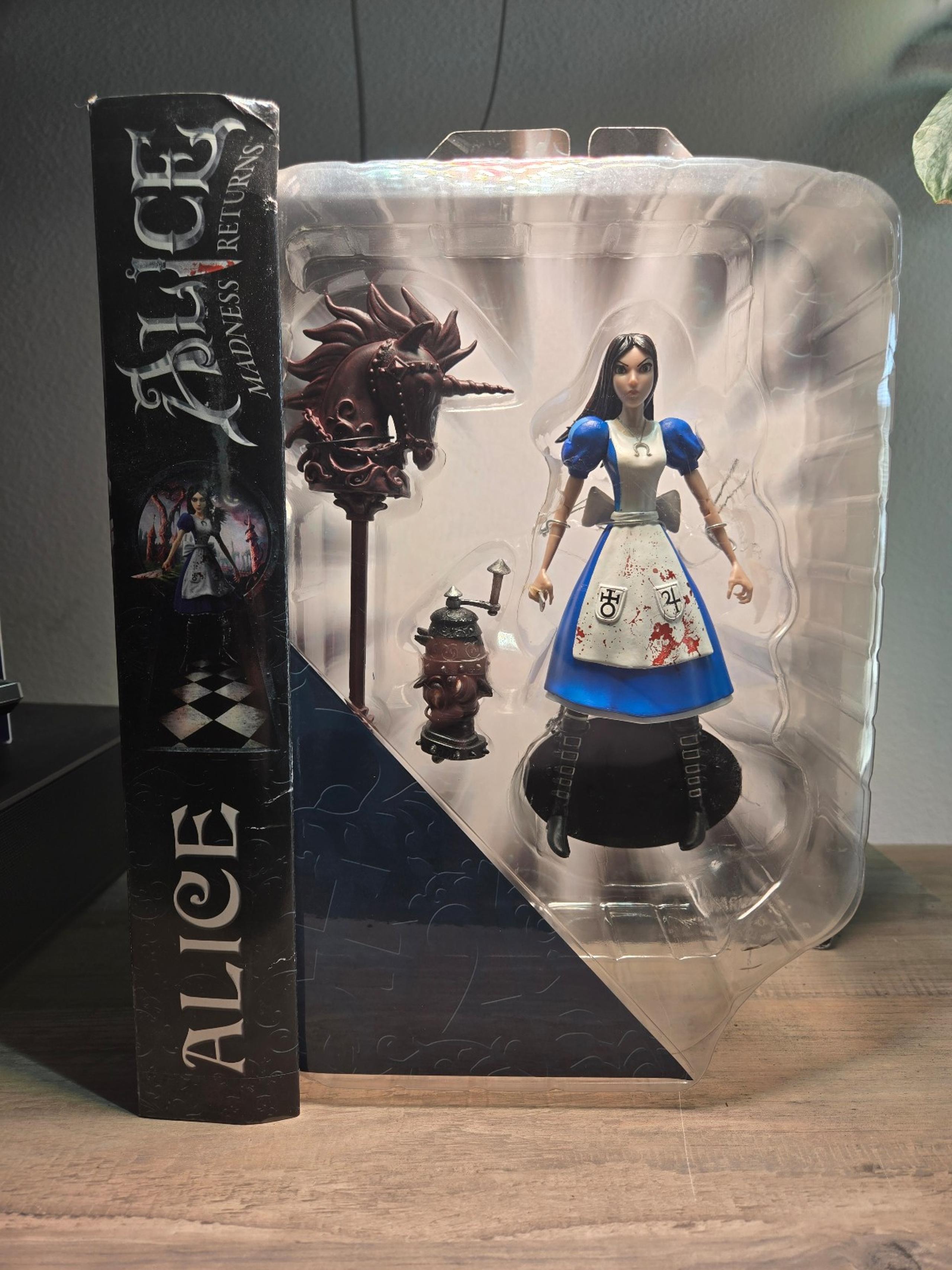 Diamond Select Alice Madness Returns Alice Action Figure