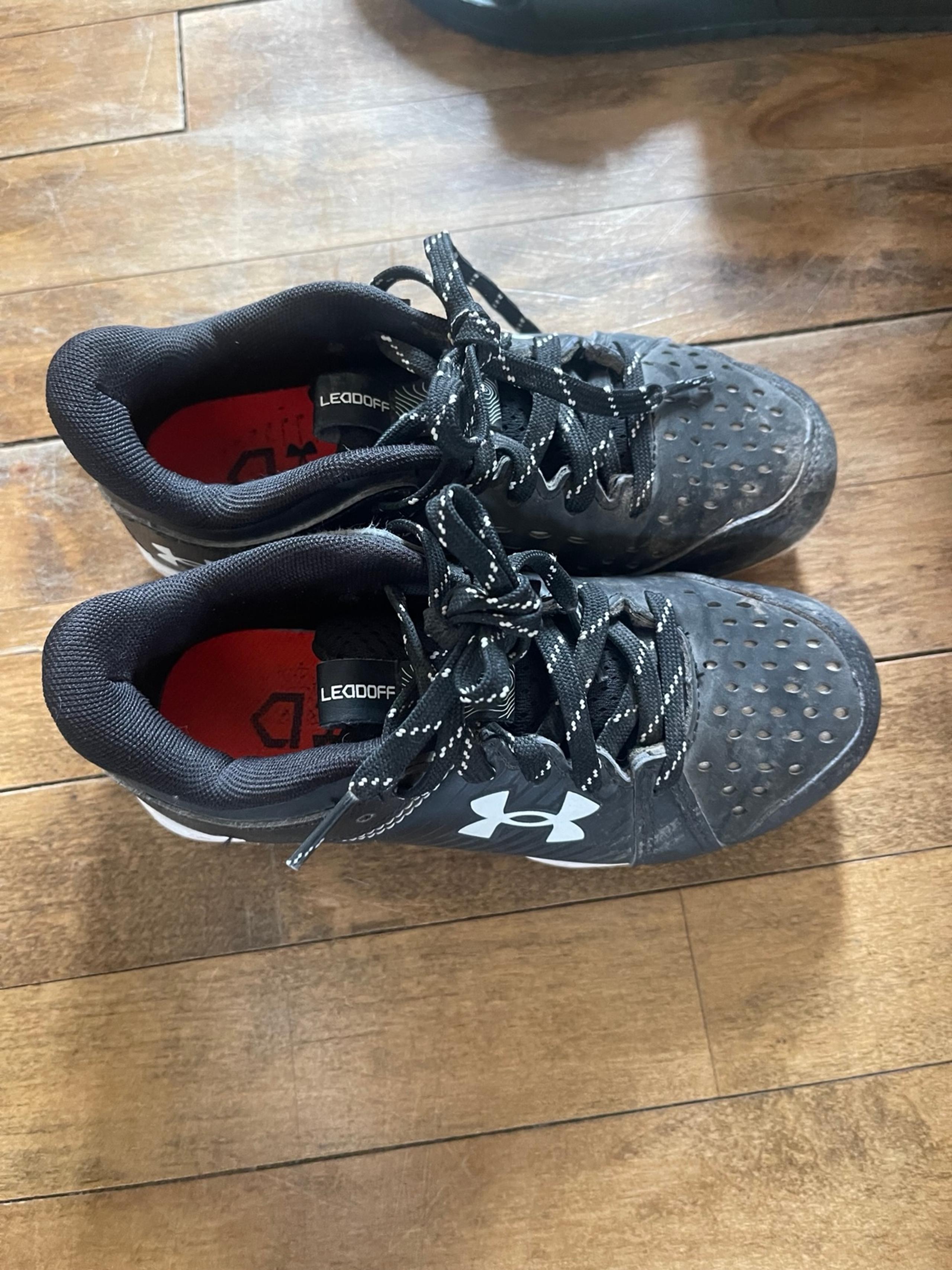 Kids softball shoes