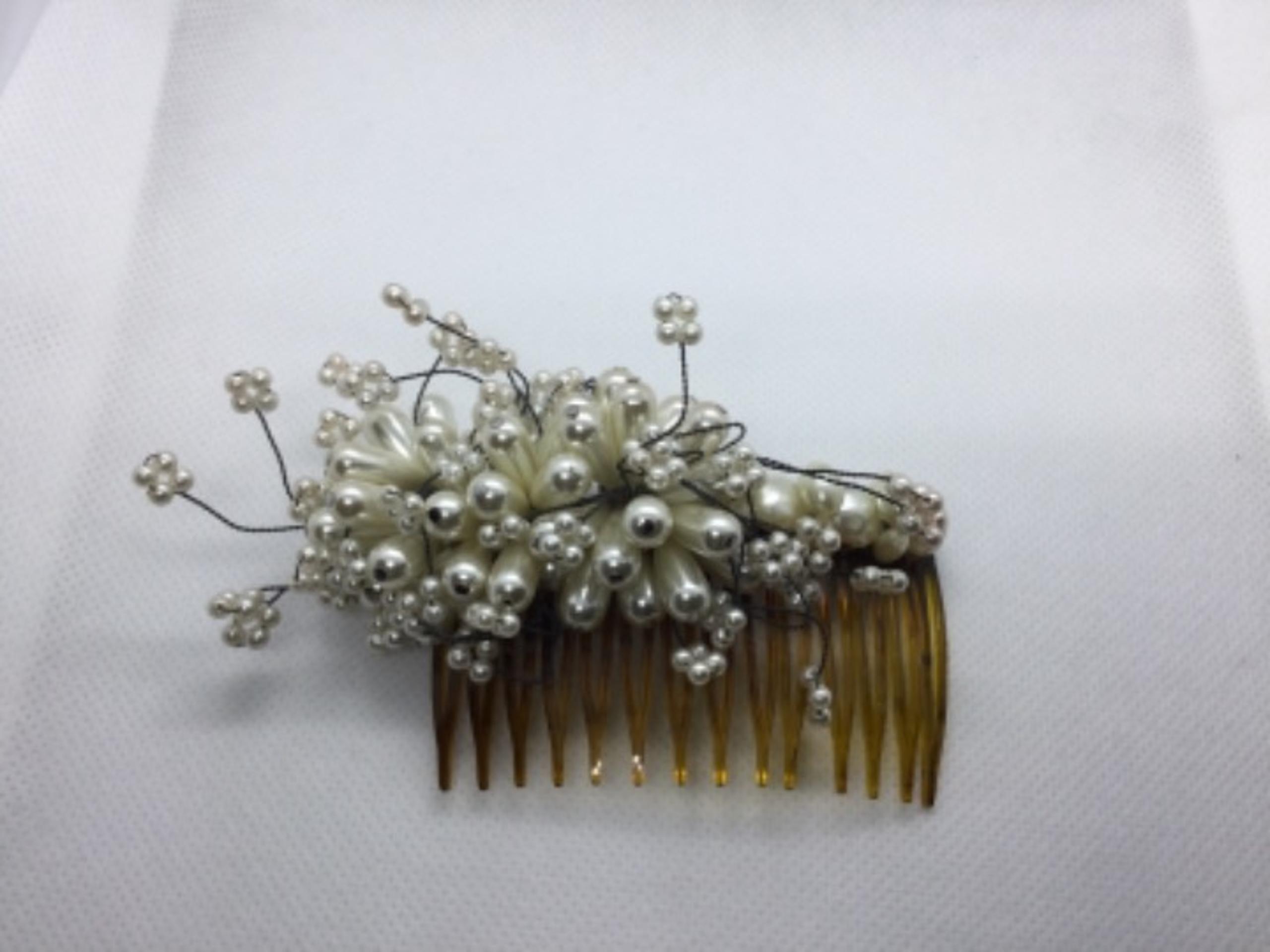 Vtg plastic hair comb with faux pearls