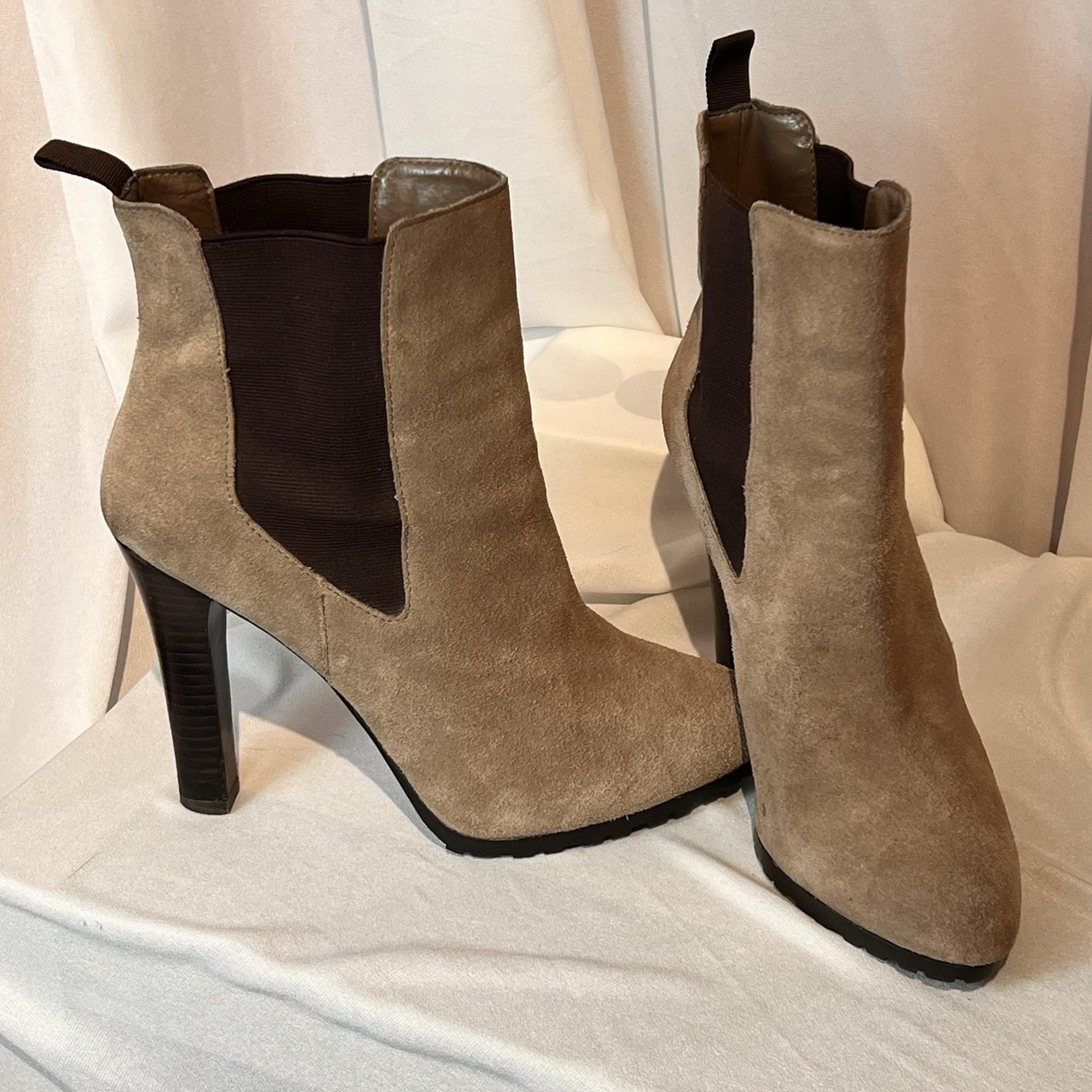 Ralph Lauren Tiara Brown Suede Pull On Ankle Heeled Booties EUC size 10