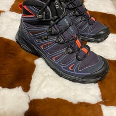 Size 7 SALOMON women’s hiking boots , good conditions