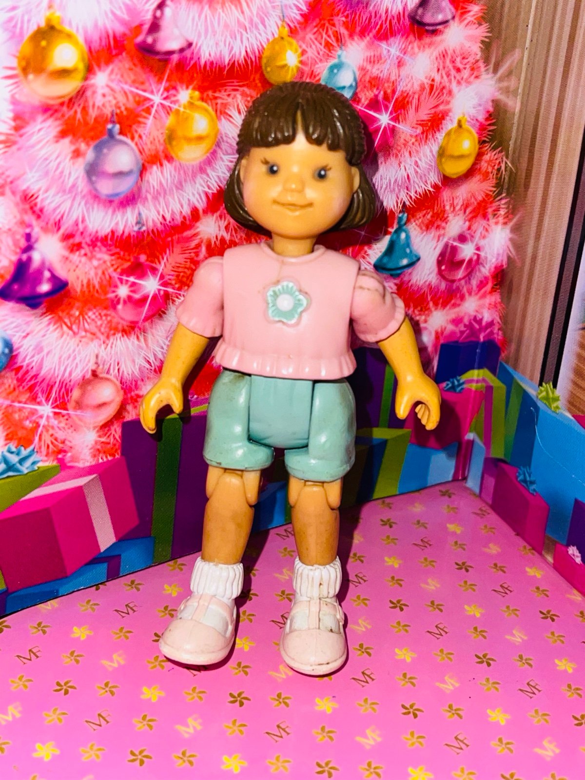 Fisher Price Loving Family Dollhouse 1998 HISPANIC GIRL Sister Shorts Flower
