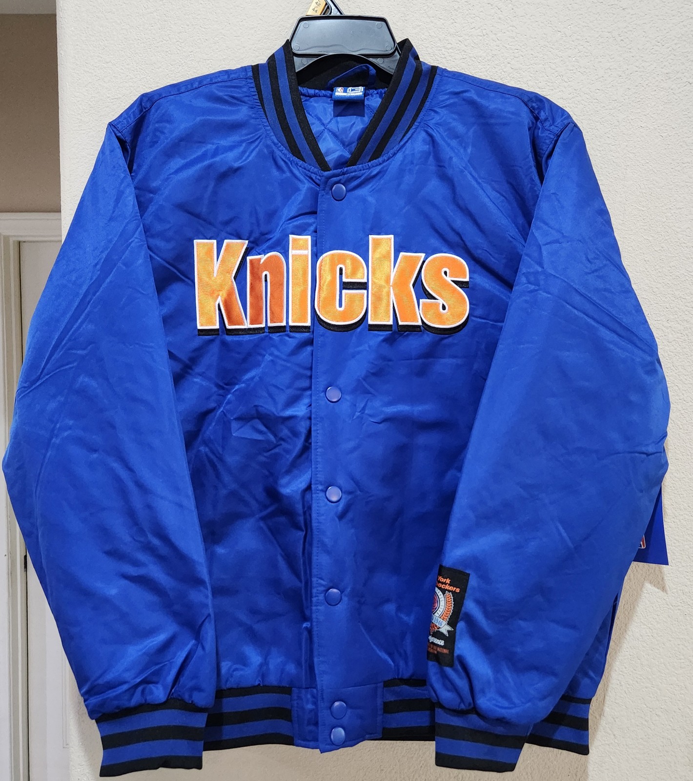 JacketVTG STYLE KNICKS SATIN BOMBER JACKET
Brand new with tag
Size Large