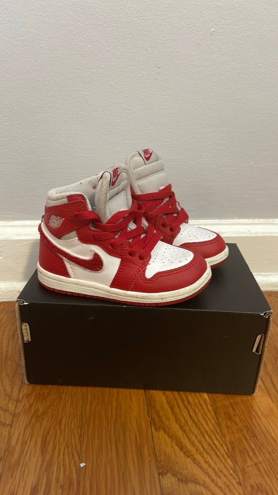Toddler Jordan 1 High OG Retro “Varsity Red” Size 7c