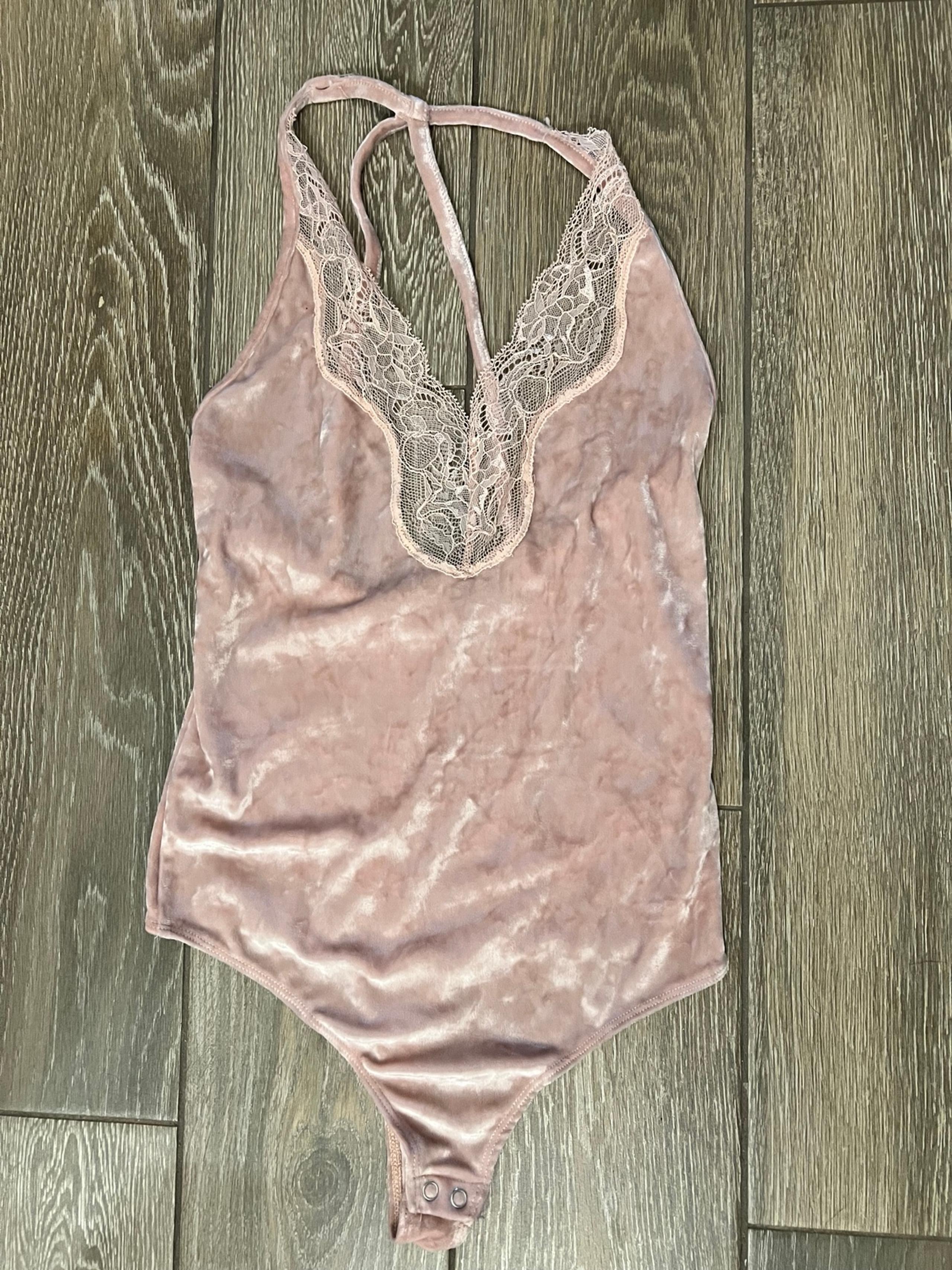 NWOT Express Velvet Blush Lace Cross Strap Bodysuit Women’s Size Small