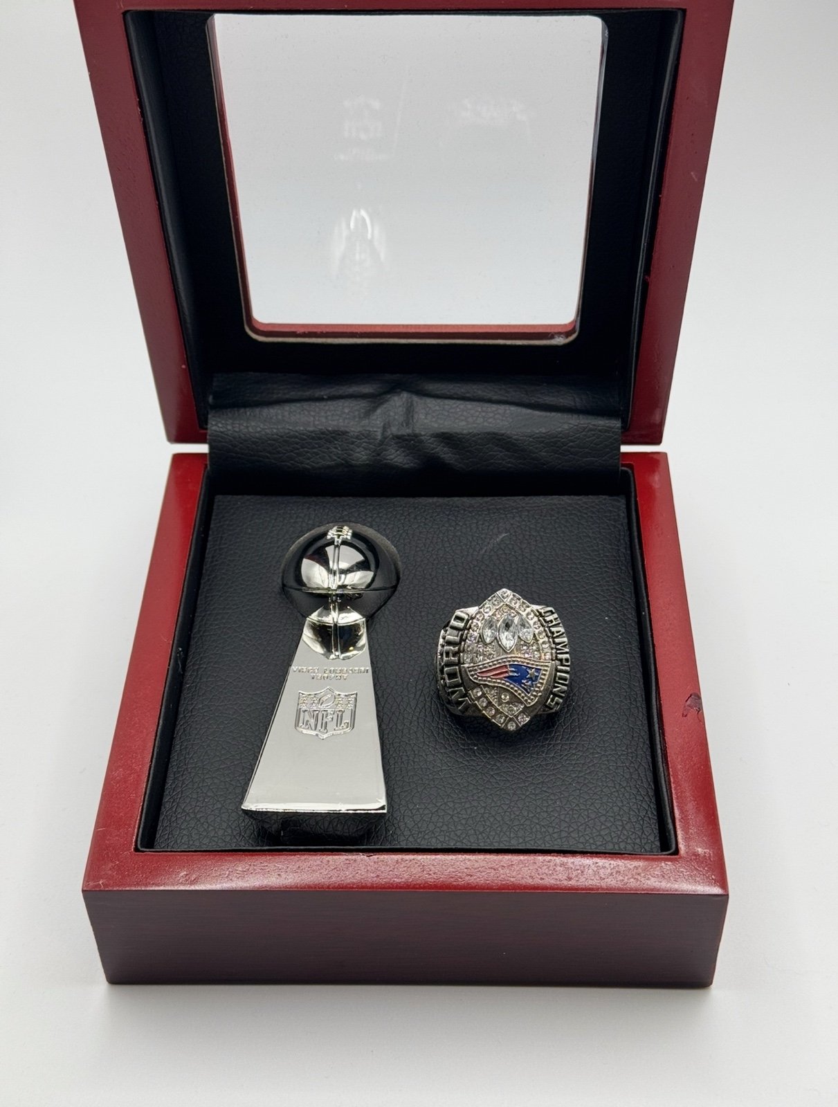 New England Patriots Super Bowl Championship Ring TROPHY + CASE Tom Brady #3