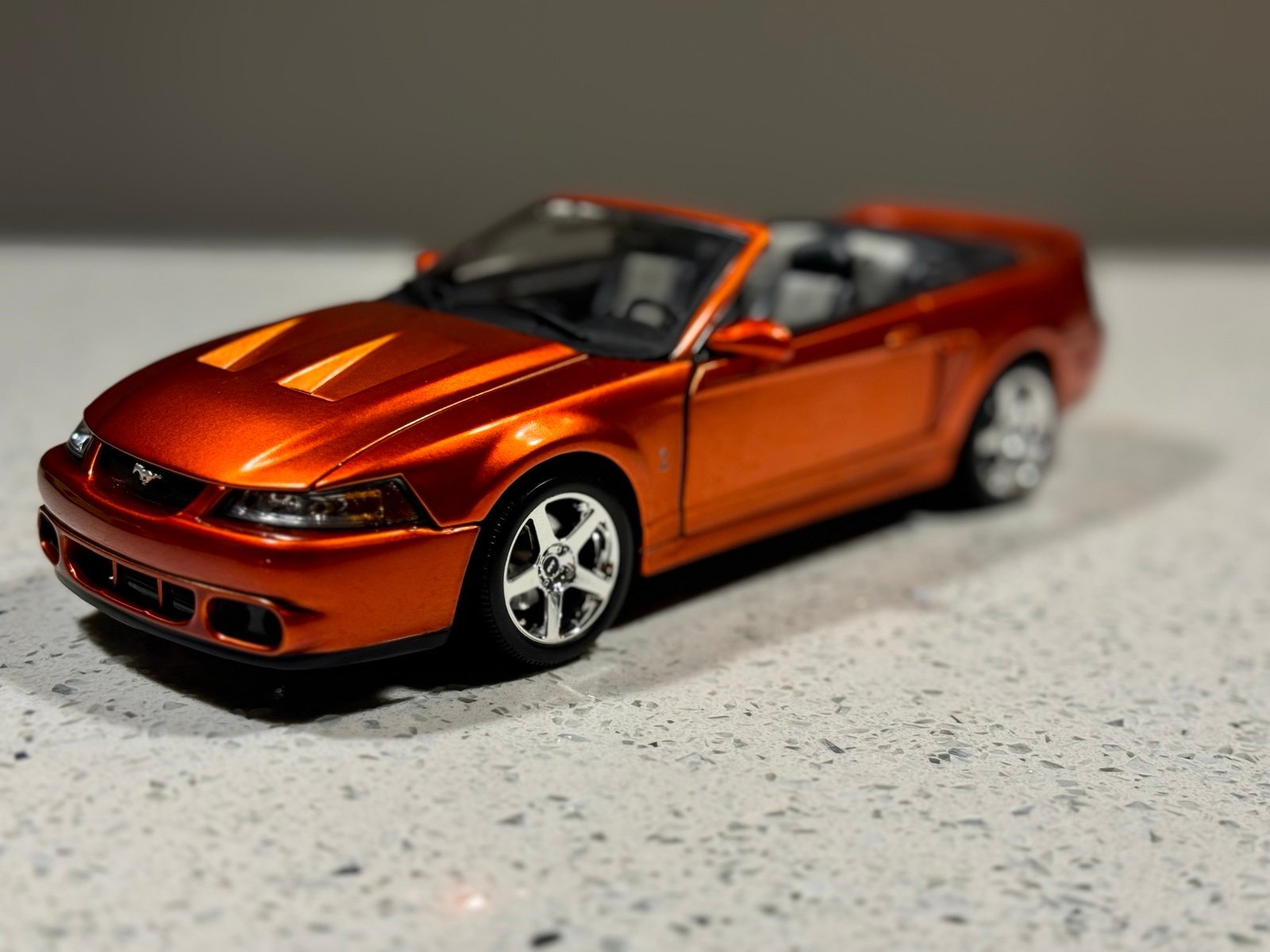 Maisto 1:18 SVT Cobra Metallic Orange/Red Mystique