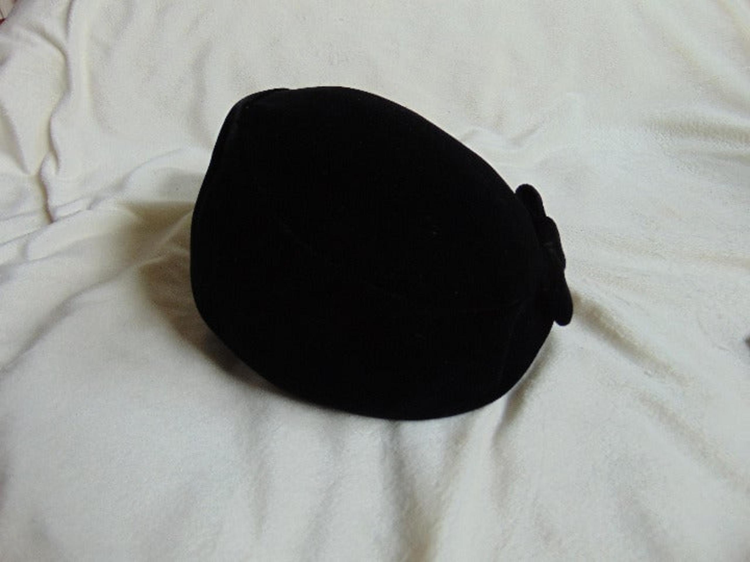 Vintage Doris Designed Women's Black Velour Hat With Bow Front Grannycore