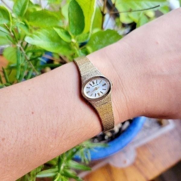 Vintage Waltham 17 Jewels Classic Gold Womens Womans Dainty Oval Watch