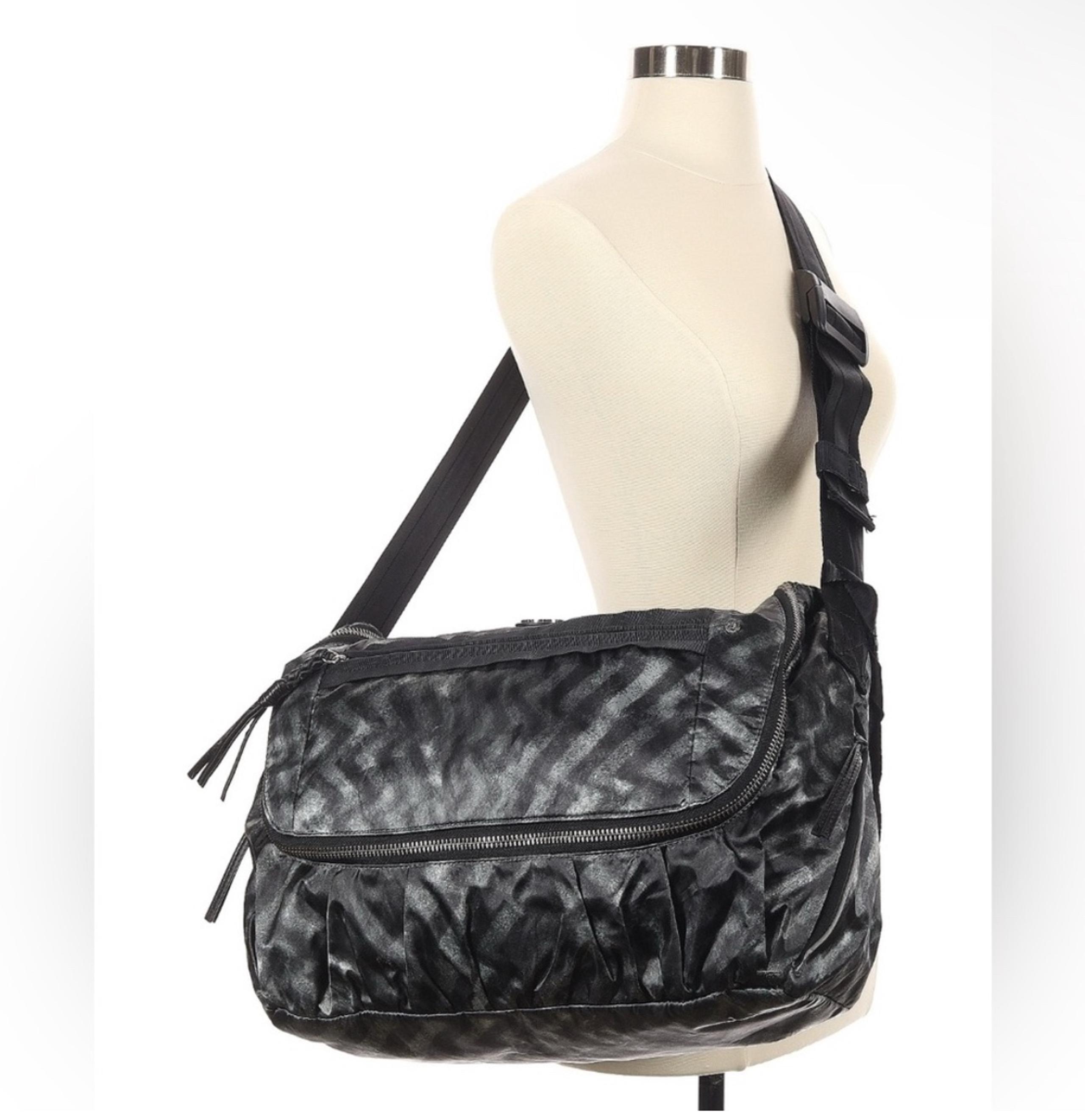 Lululemon Moto Messenger Crossbody Yoga Commute Work Travel Bike Gym Laptop Bag