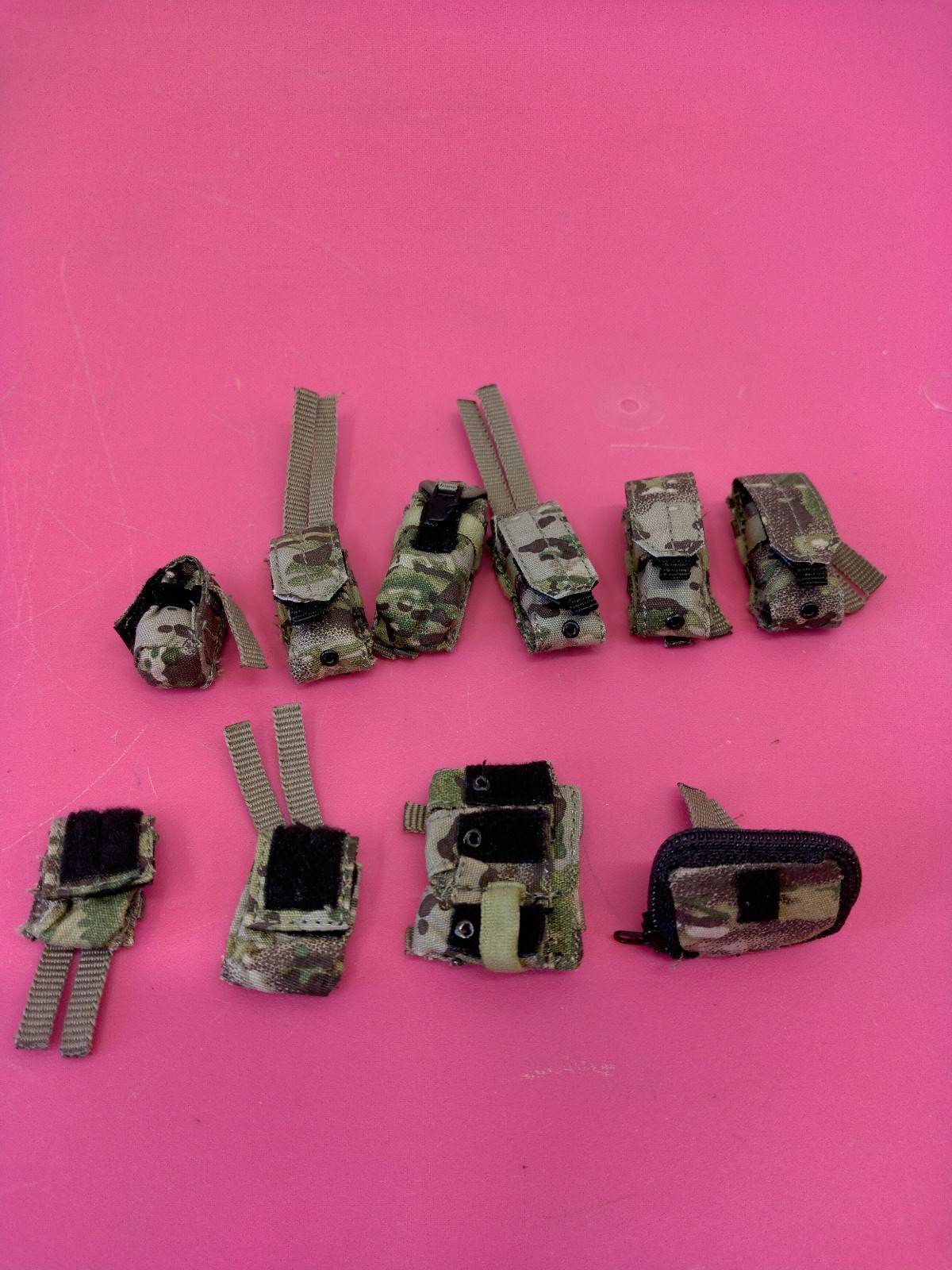 Lot of 10 pouches for 12 action figures