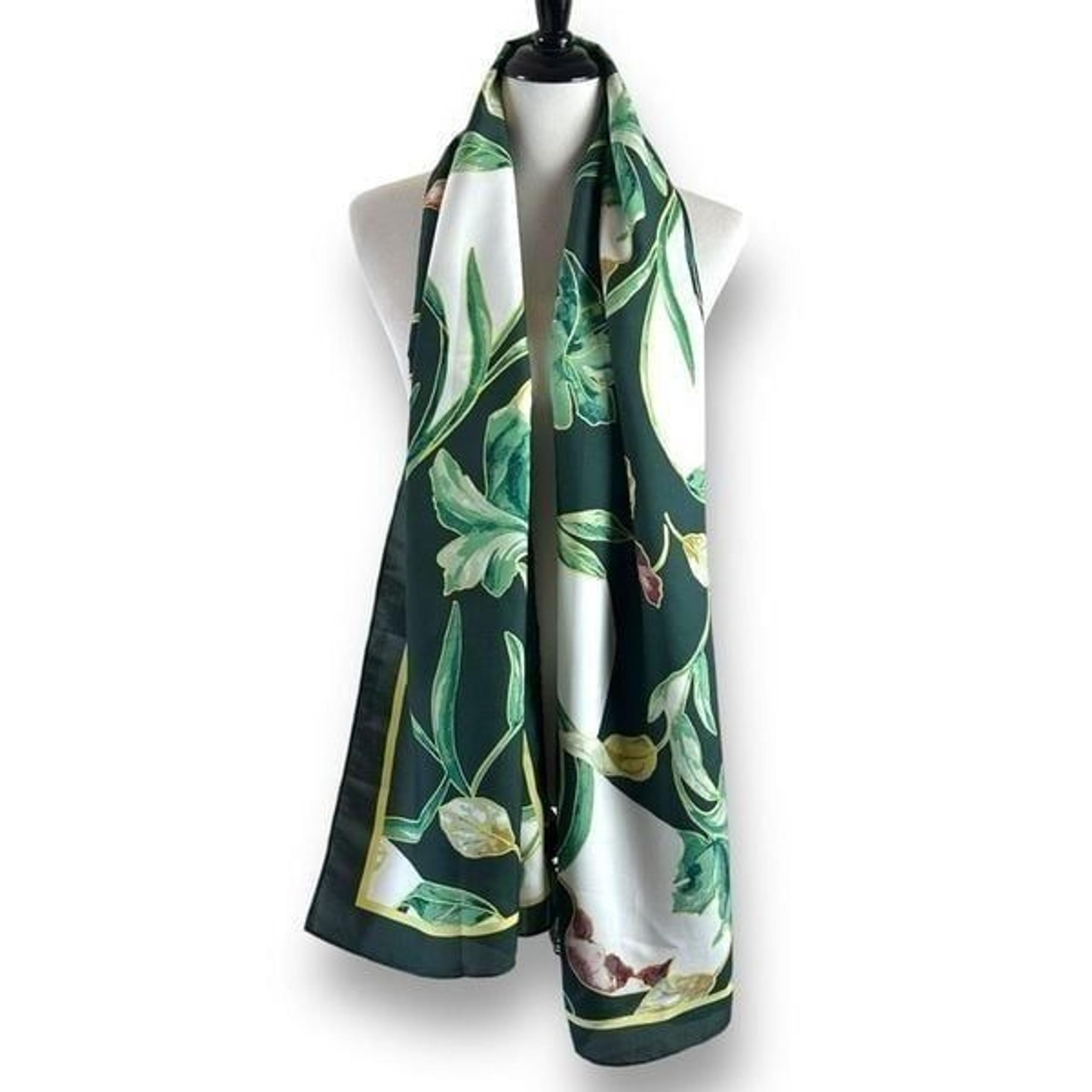 White House Black Market Women's Autum Leaves Oblong Scarf Green Coastal Grandma