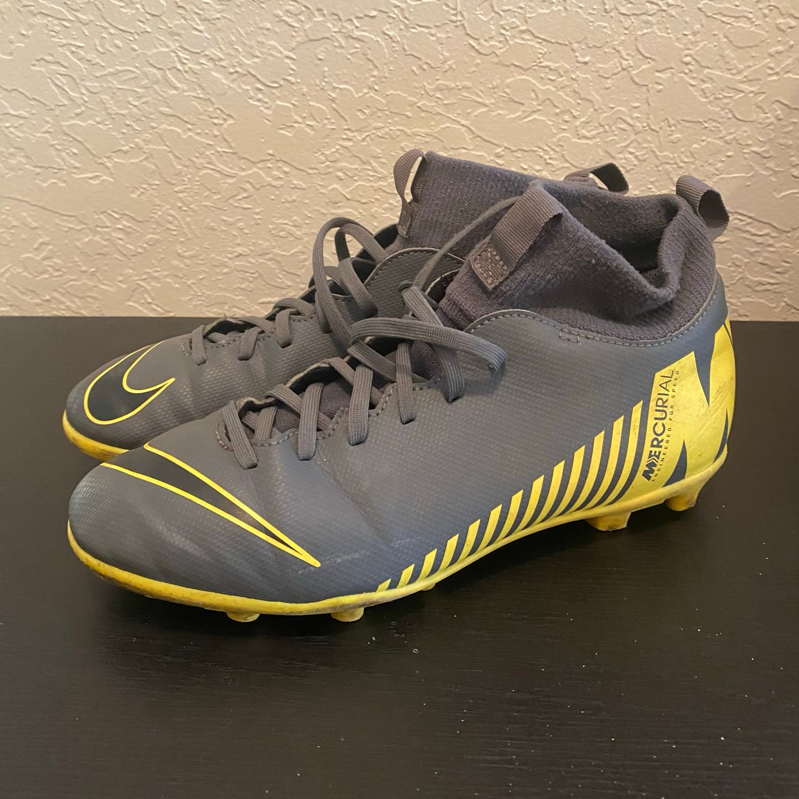 Boys Nike Mercurial football cleats size 6 Y