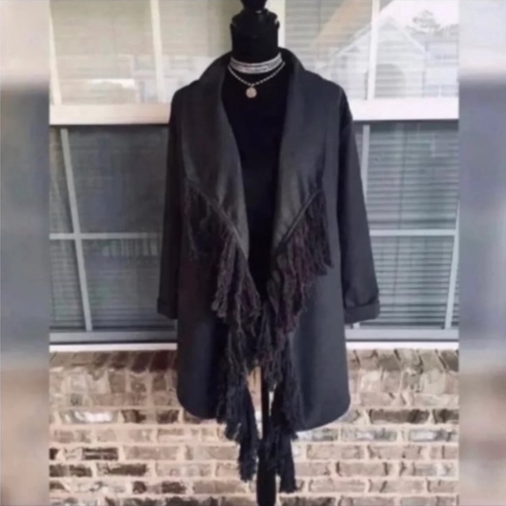 GREY FRINGE BELTED COAT WITH POCKETS IS SUPER CUTE & STYLISH! THE FRINGE DR