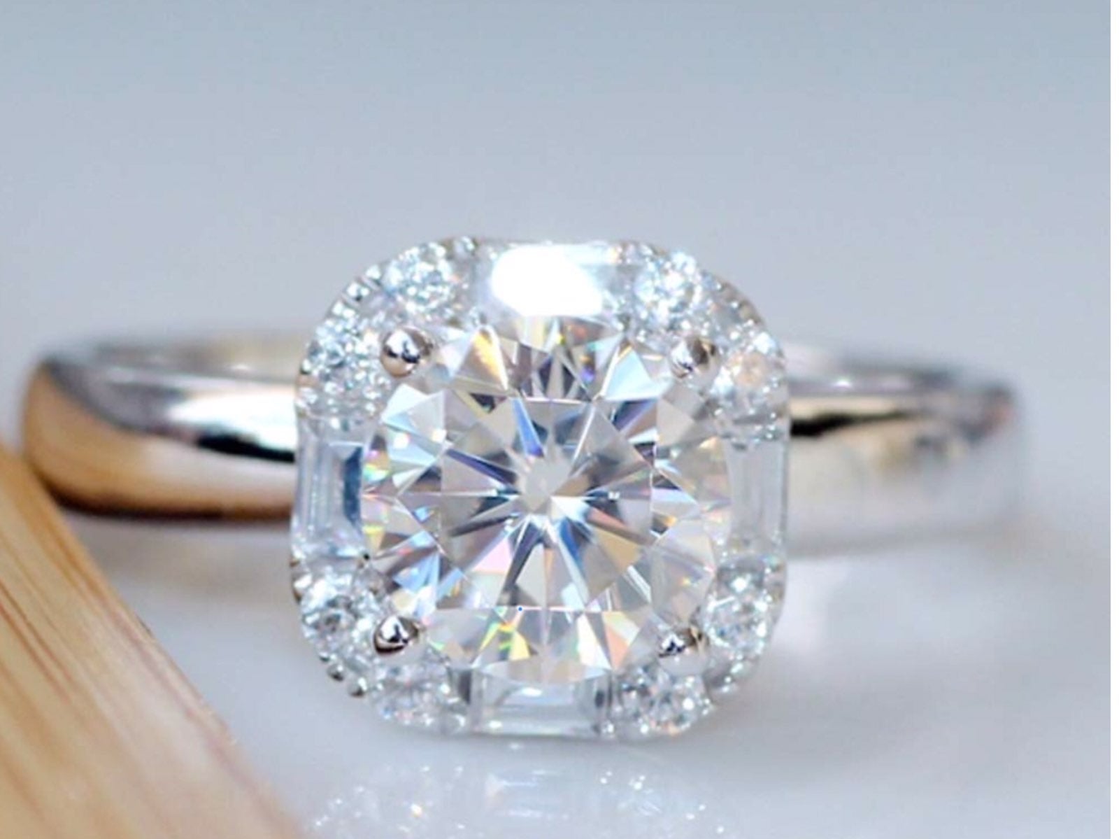1.0ct Round Moissanite Diamond Ring