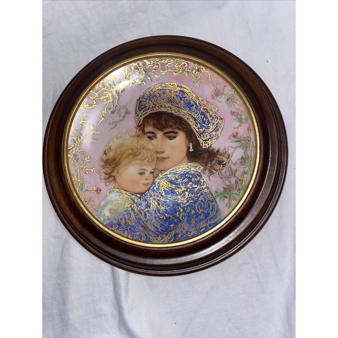 Mother's Day Plate 1987 Edwin M. Knowles, Edna Hibel 8.5 inch 18kt gold USA Mom
