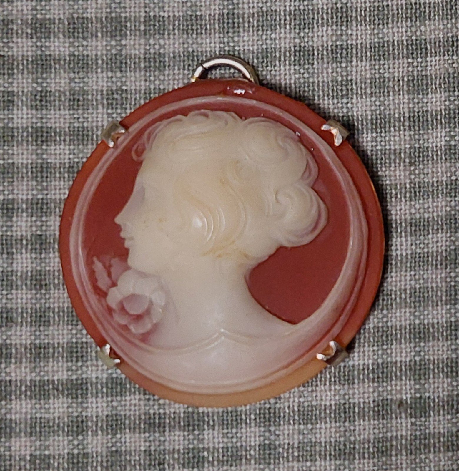Beautiful Antique Art Nouveau Left Facing Cameo 18 K Gold Prong Frame Pendant