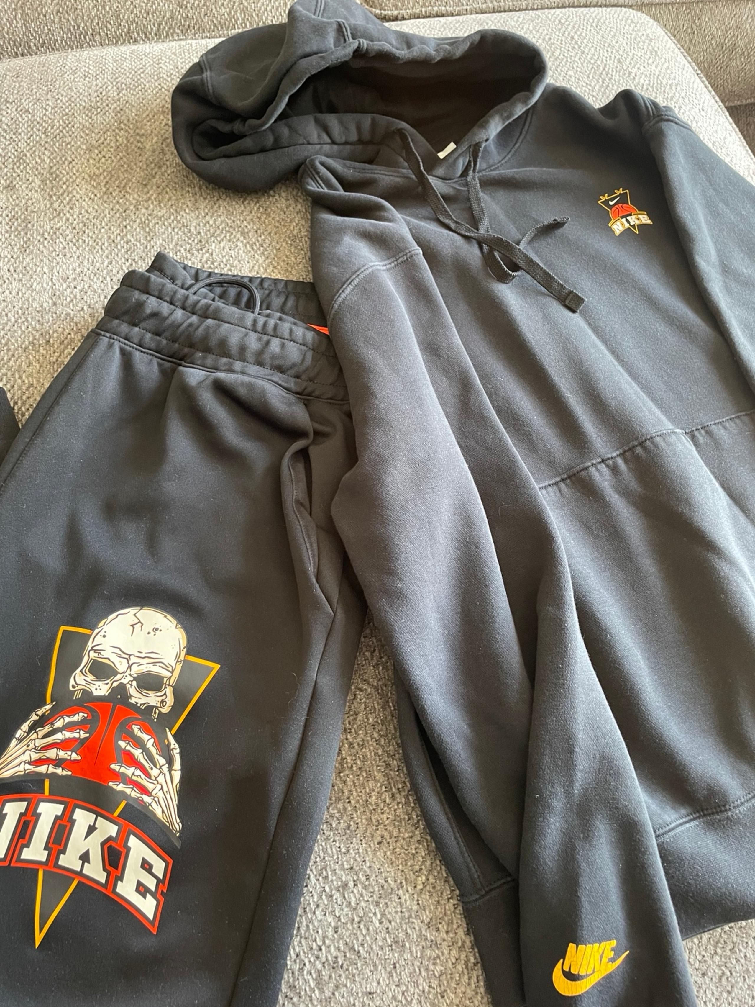 Men’s Nike sweatsuit size medium black top and bottom