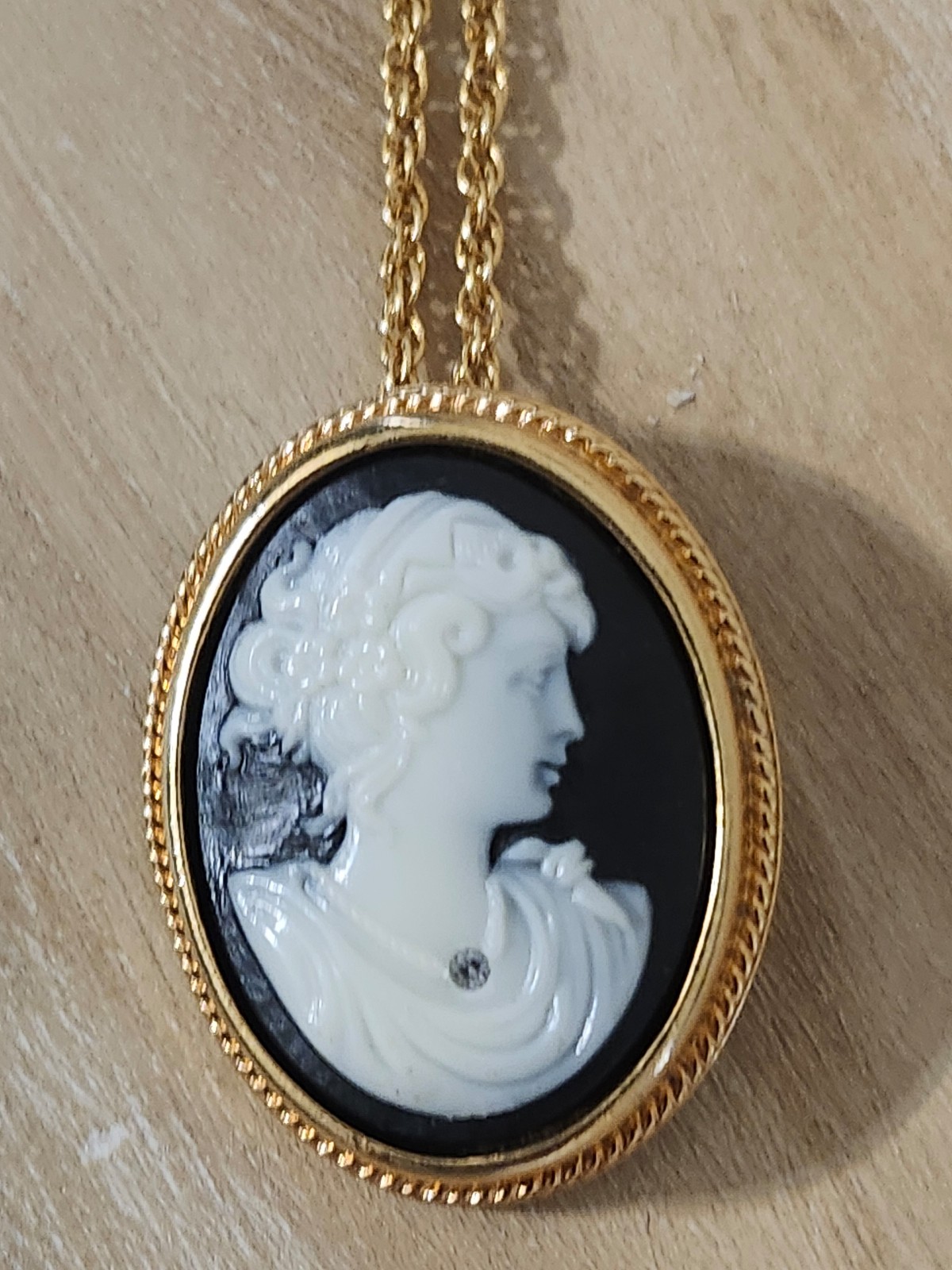 Vintage avon cameo necklace