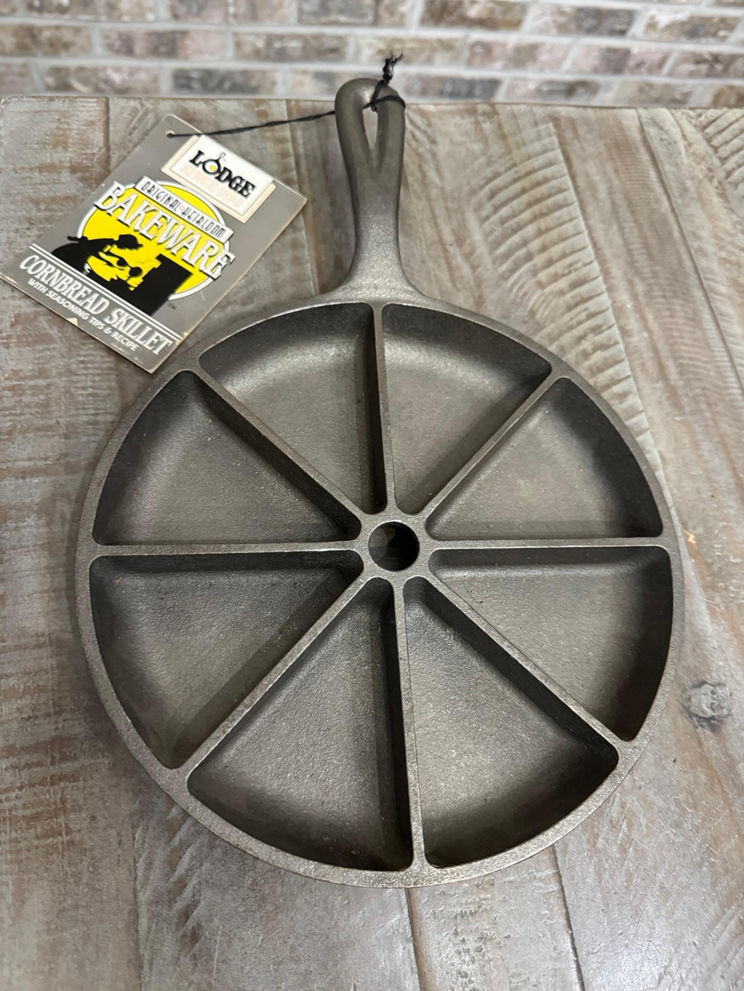 New VTG Lodge Cast Iron Cornbread Skillet 8 Wedge Divided 8CB W/STRING TAG!!