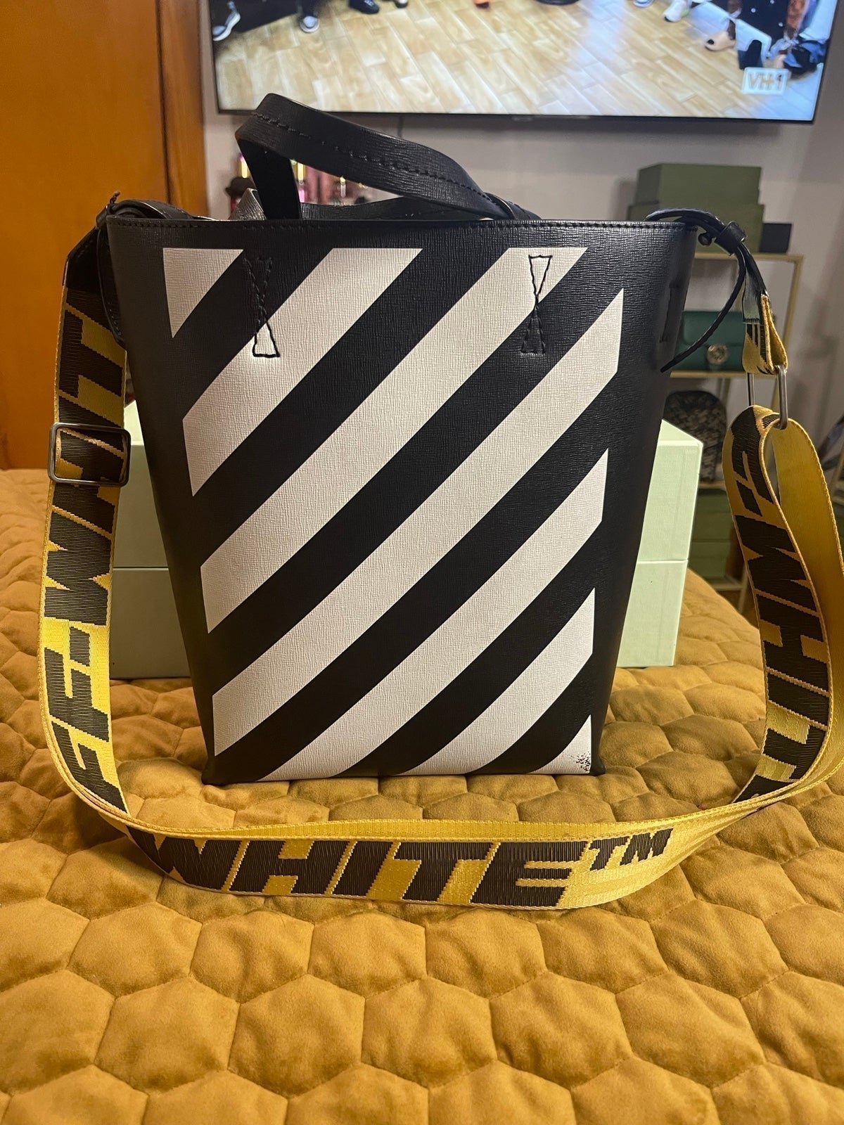 OFF WHITE Tote Bag (Authentic) (More expensive strap is attached to this bag)