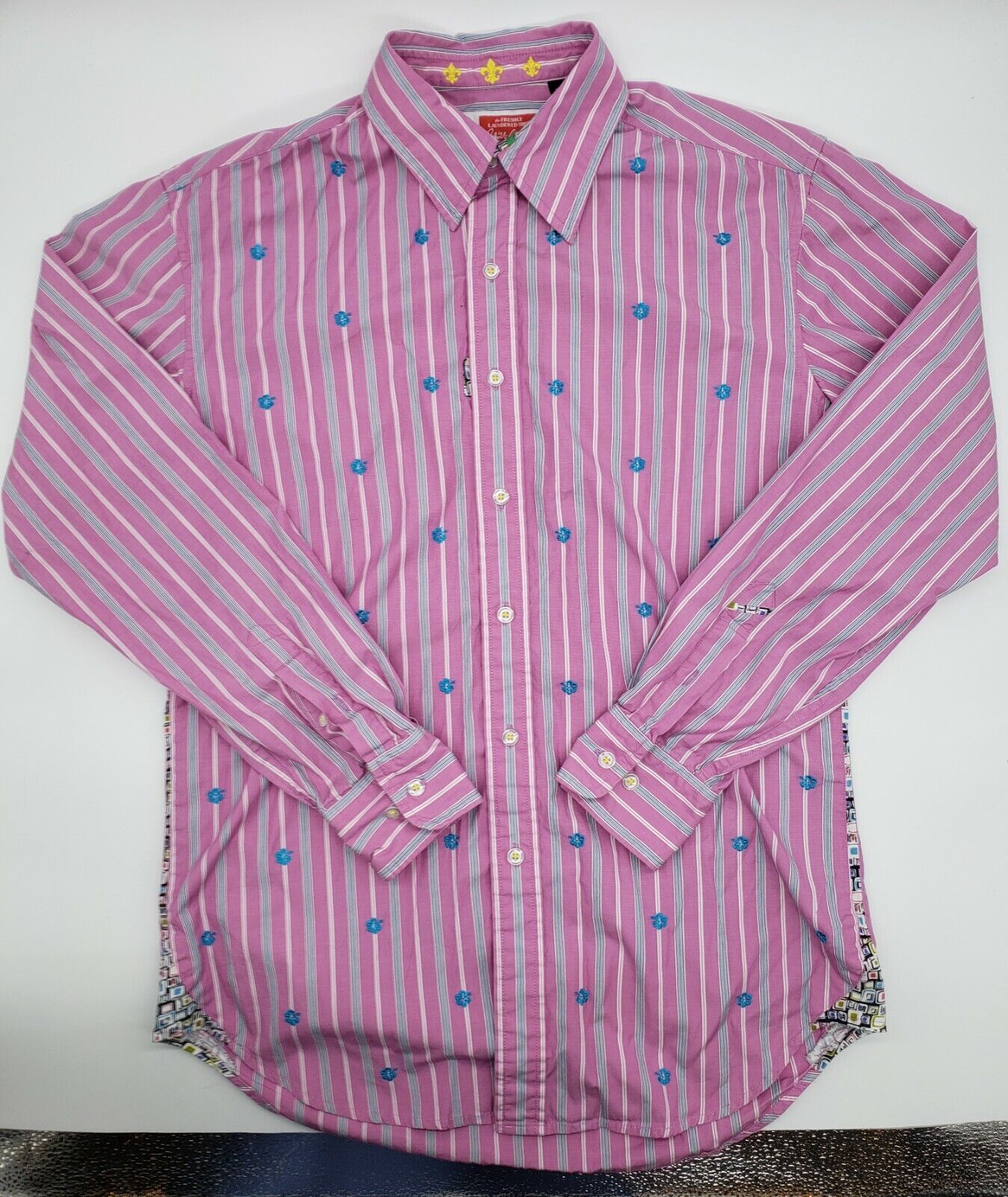 Robert Graham SIZE MEDIUM Button Up Shirt Light Purple Embroidered Blue Flowers