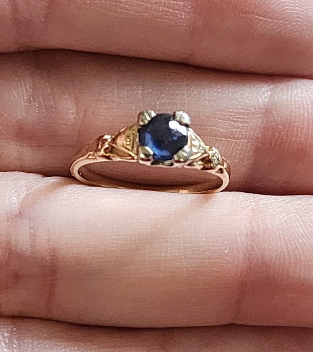 10k gold antique or vintage blue saphire ring