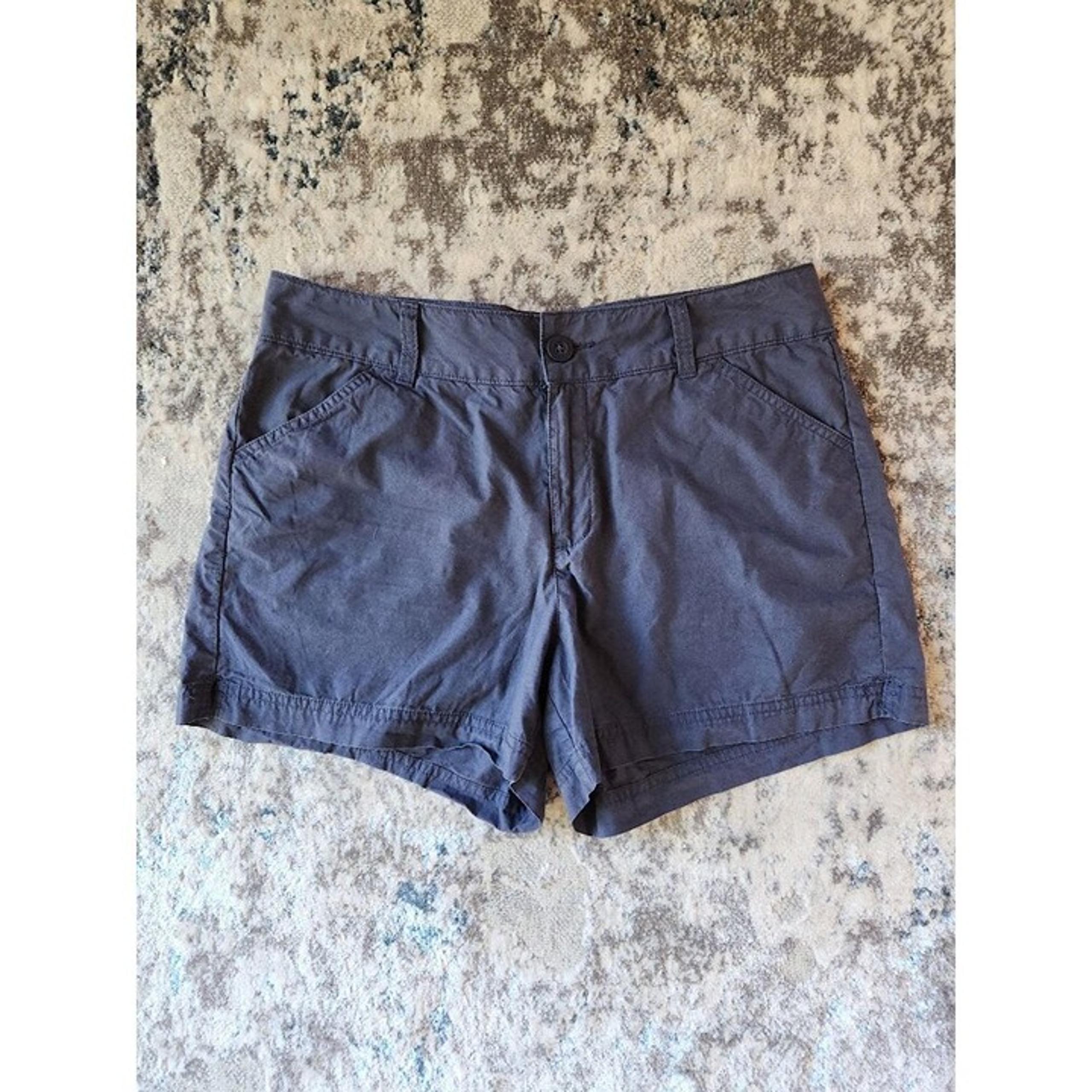 Women's Size 10 Navy Bermuda Shorts - Columbia