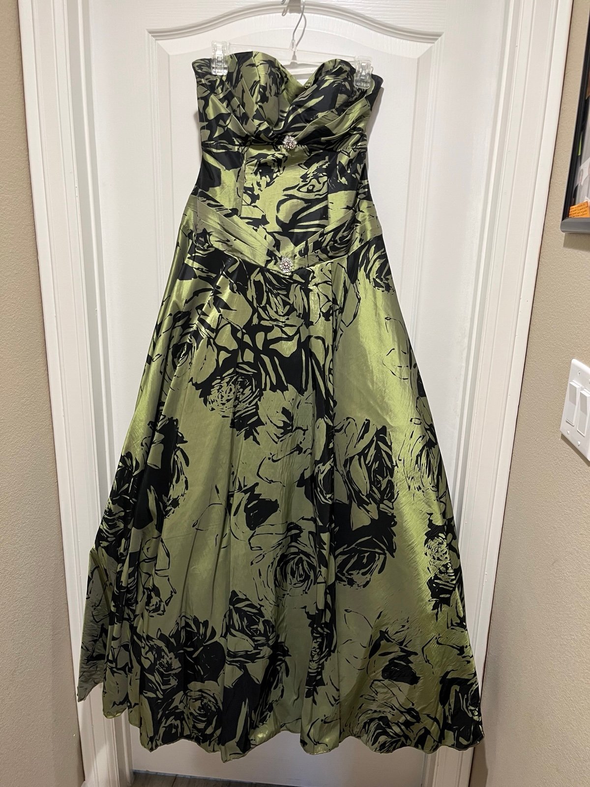 Formal dress green and black with roses