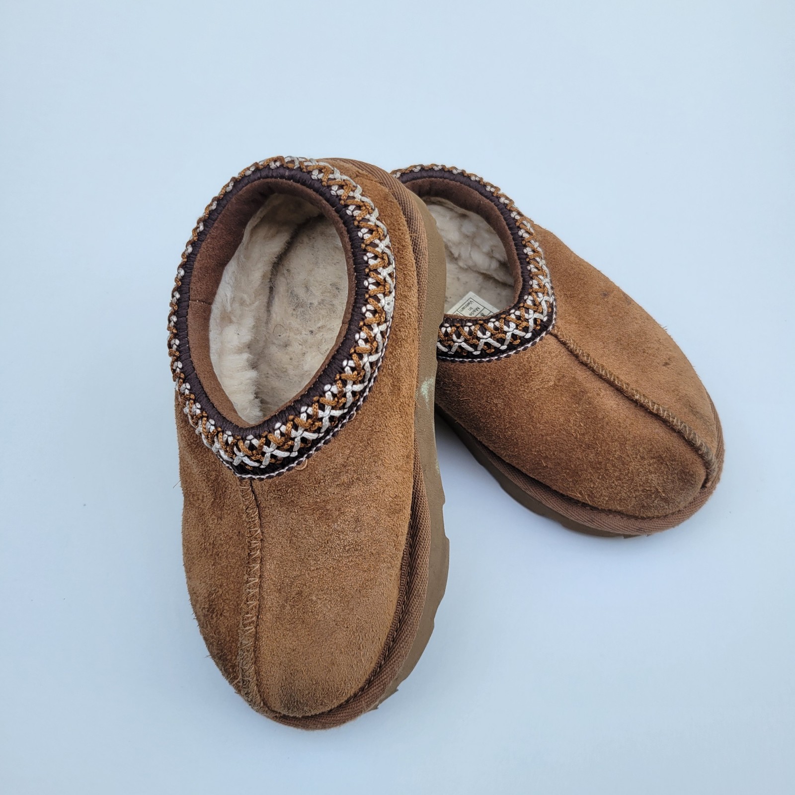 UGG TASMAN KIDS SIZE 8.