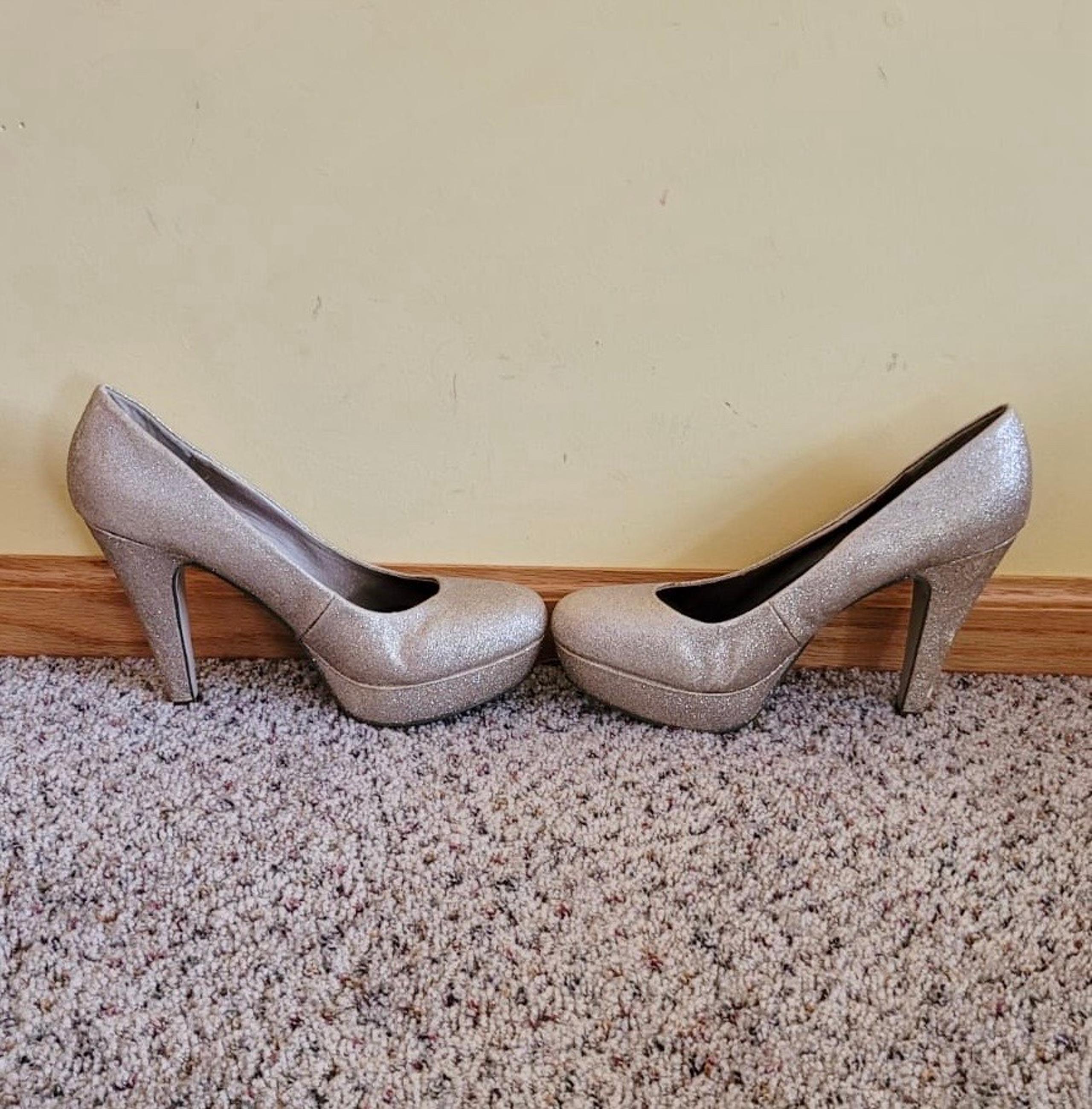 Madden Girl Heels Size 9 Gold Sparkly Glitter Pumps Chunky Heel Party Wedding