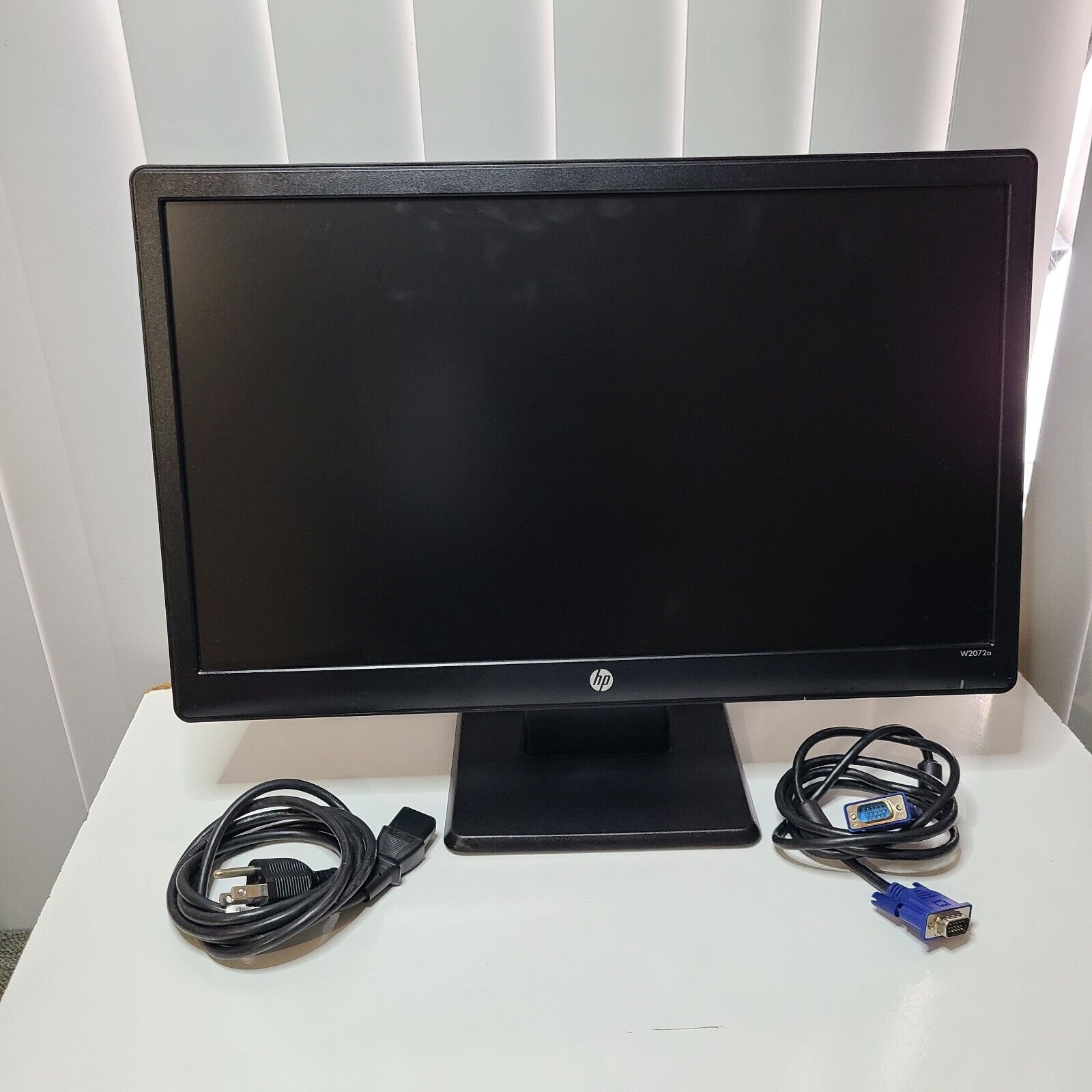 HP 20-inch LCD Monitor Computer Screen W2072a + VGA+ DVI-D + Power Cord