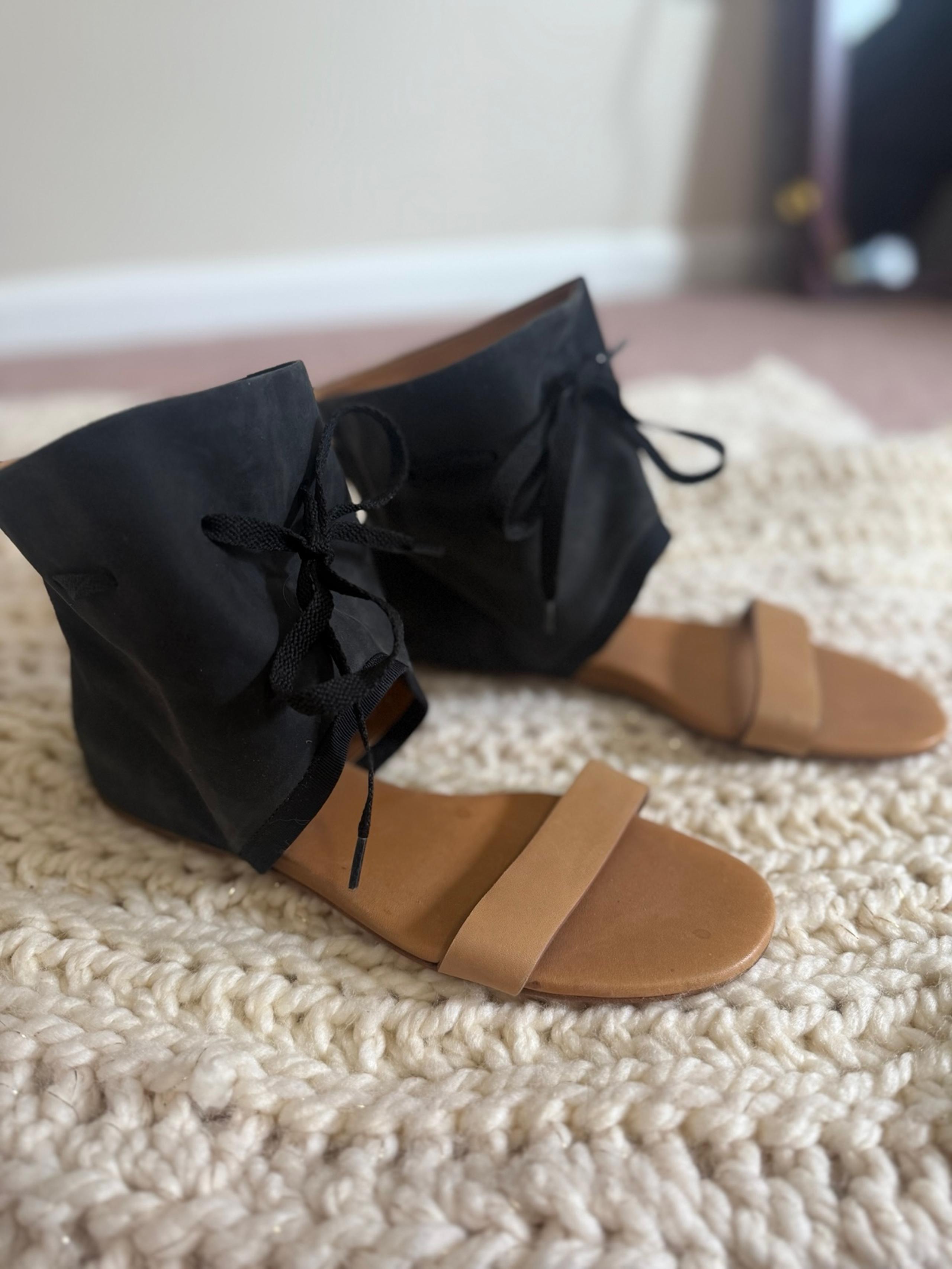 See by Chloé Black and Tan Gladiator Leather Sandals NWOT Size 37/US 7