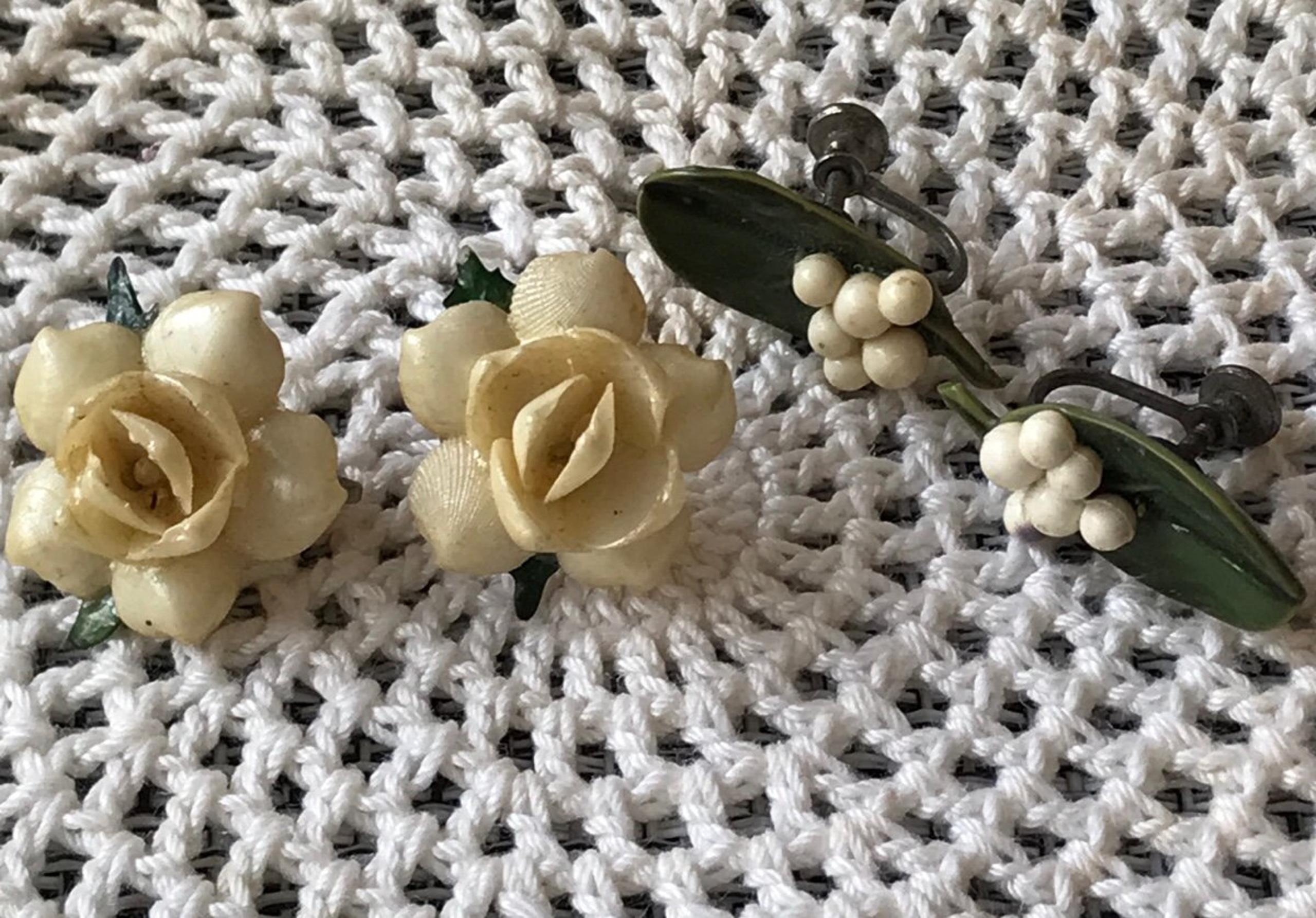 Vintage 2 Pr Earrings Clip On & Screw Back Shell Flowers  & Leaves W/white Berry