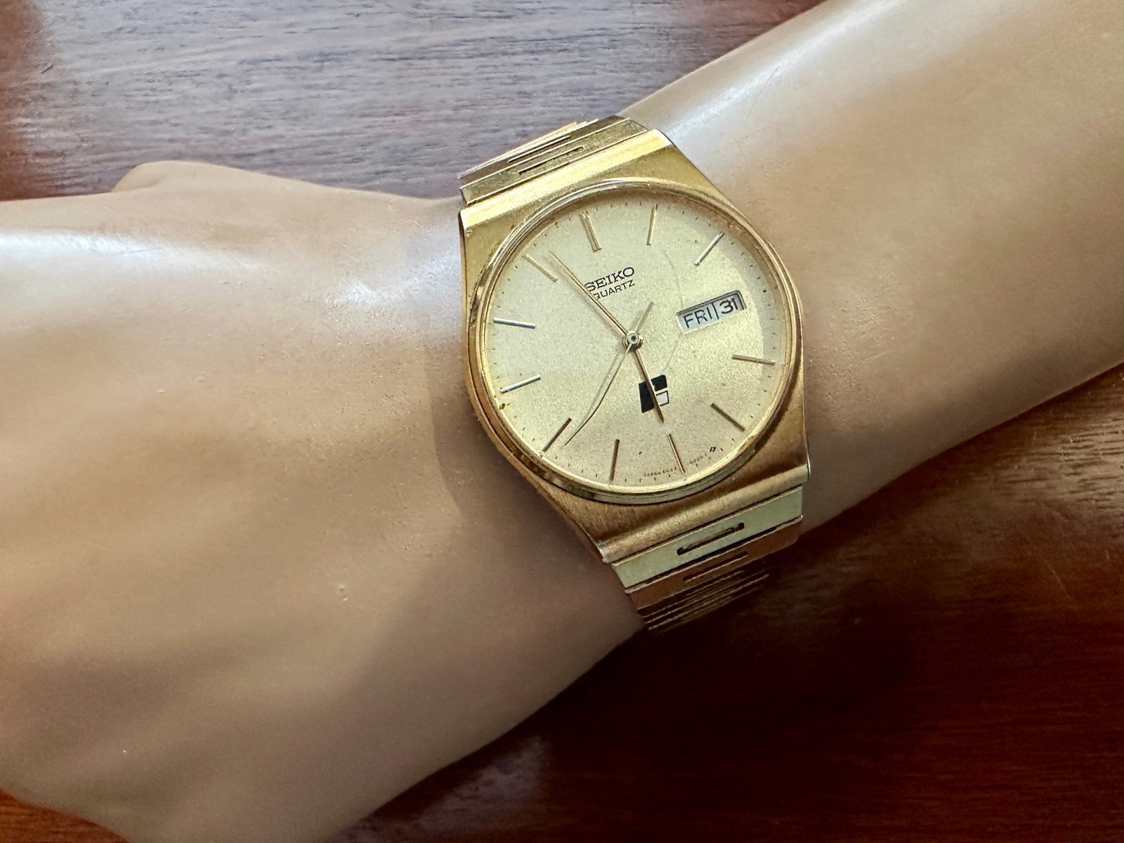 Vintage Seiko Quartz Day Date CUMMINS Diesel Engin Employee Wristwatch Watch