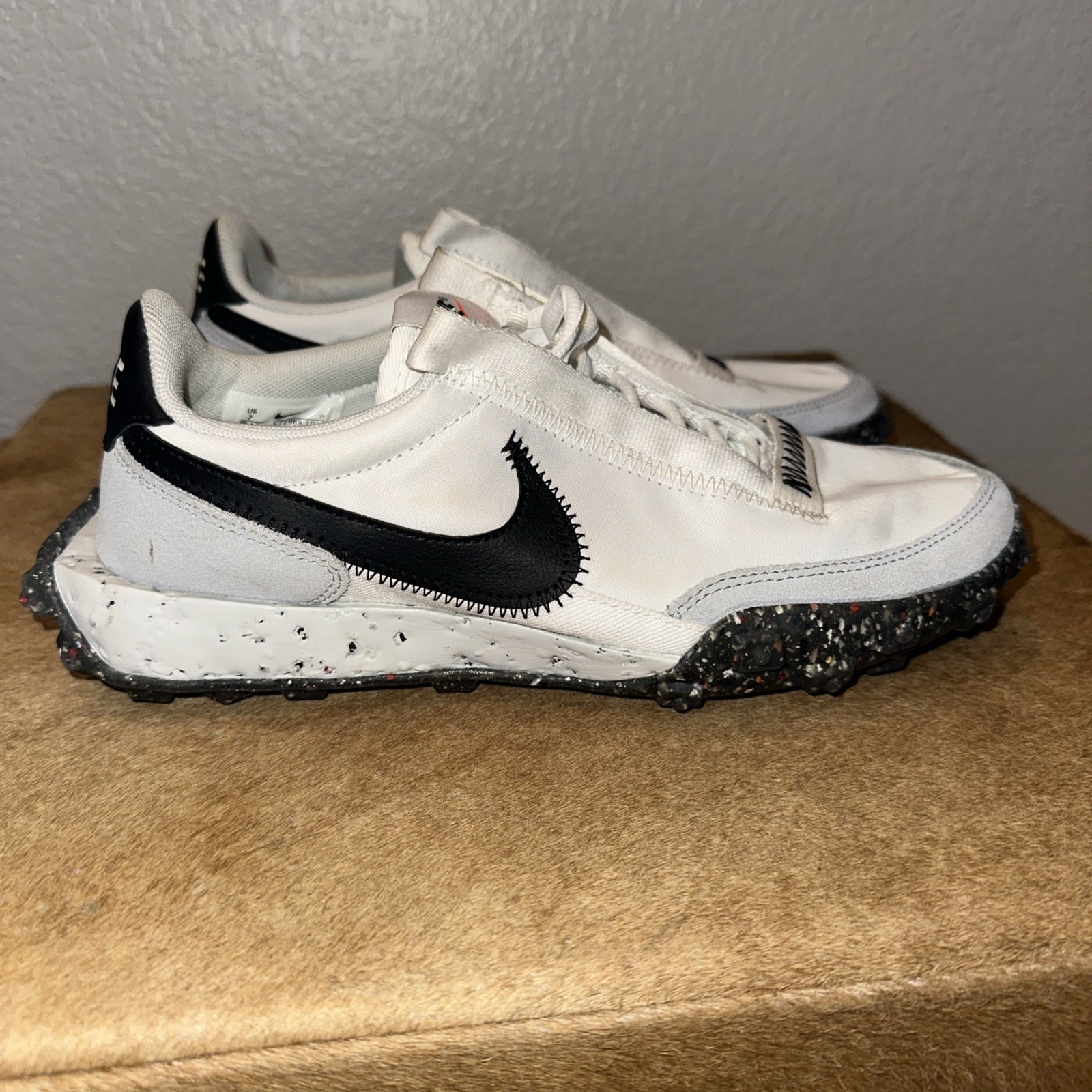 Nike Waffle Racer Sneakers CT1983-104 Womens Size 7 White/Black. Look New