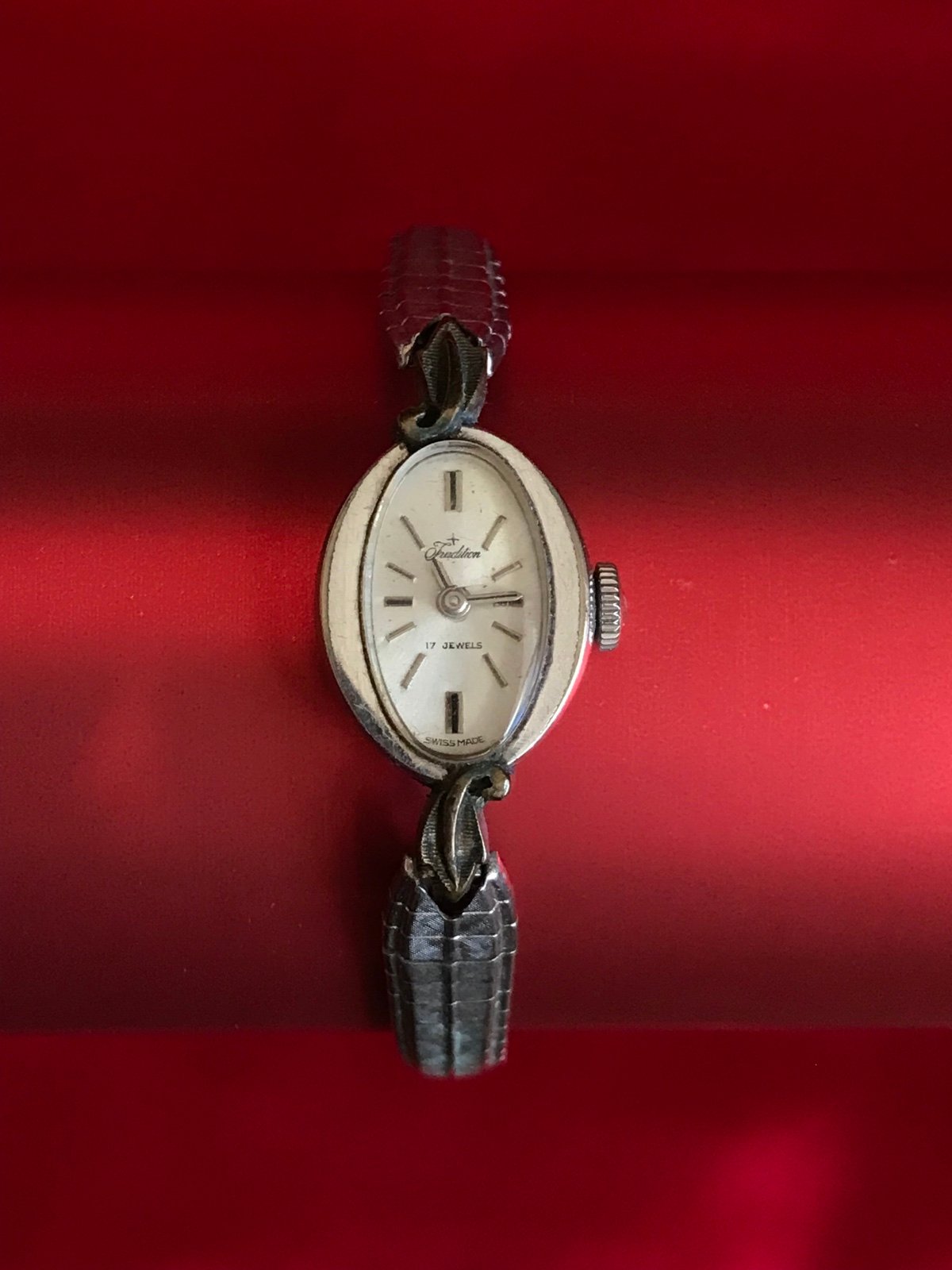 Vintage 10K GF Top Ladies Tradition 17 Jewels Wind Watch