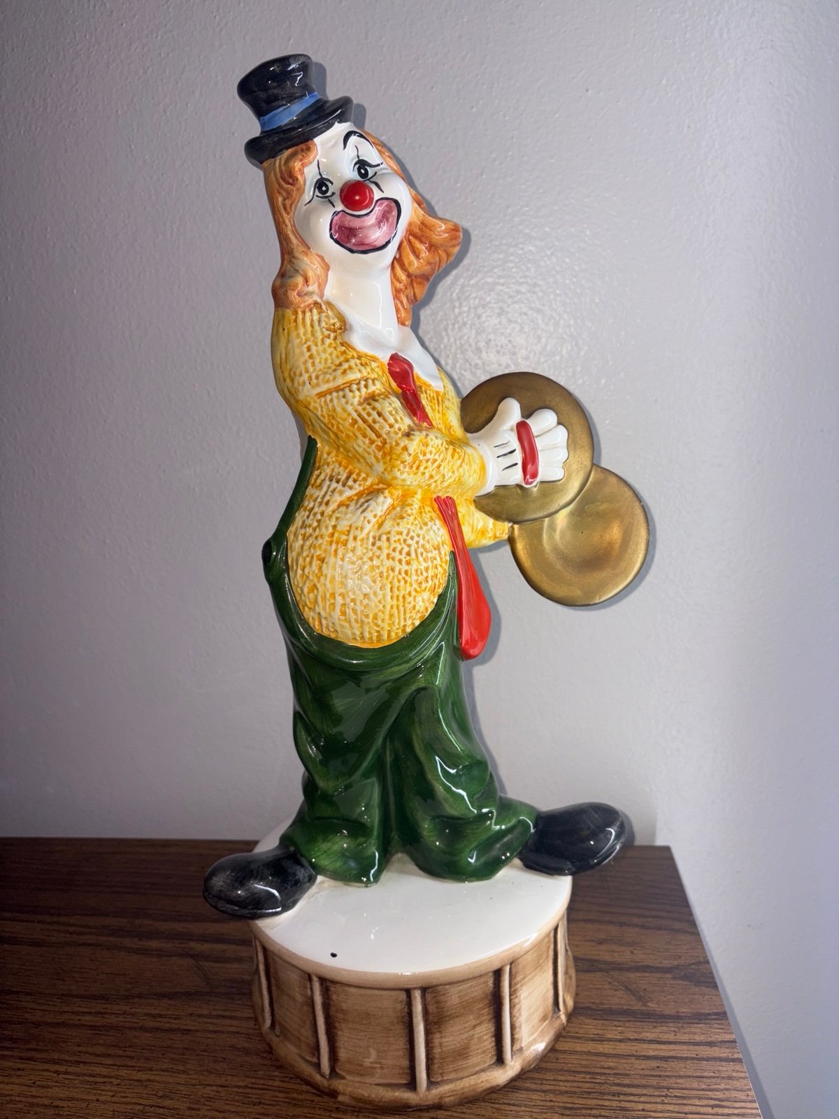 CAPODIMONTE CLOWN STANDING ON A DRUM WITH CYMBALS, CERAMIC 17.50 SYMPATHY FACE