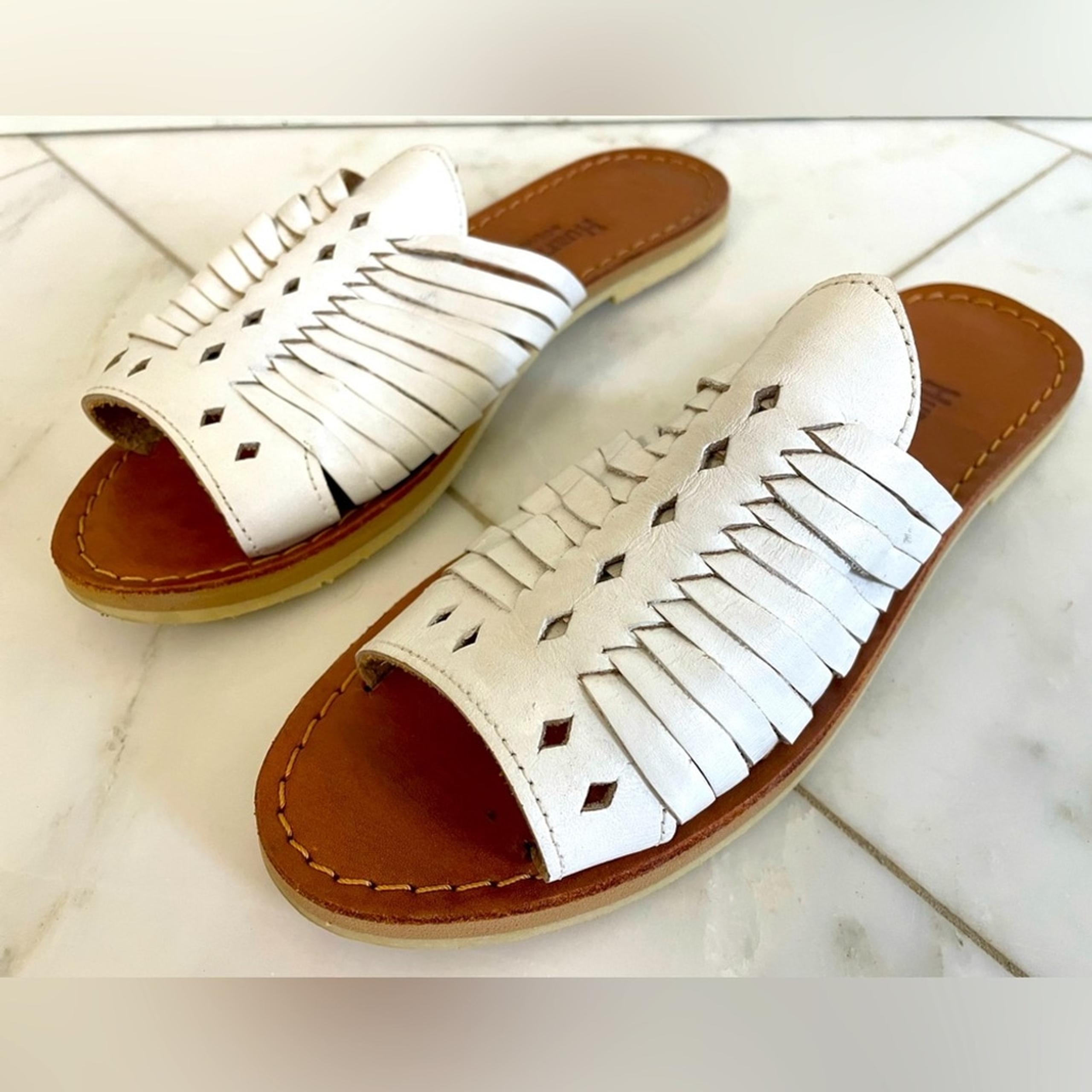 Huaraches by BearPaw, women’s size 8, white leather on tan flat sole sandals EUC