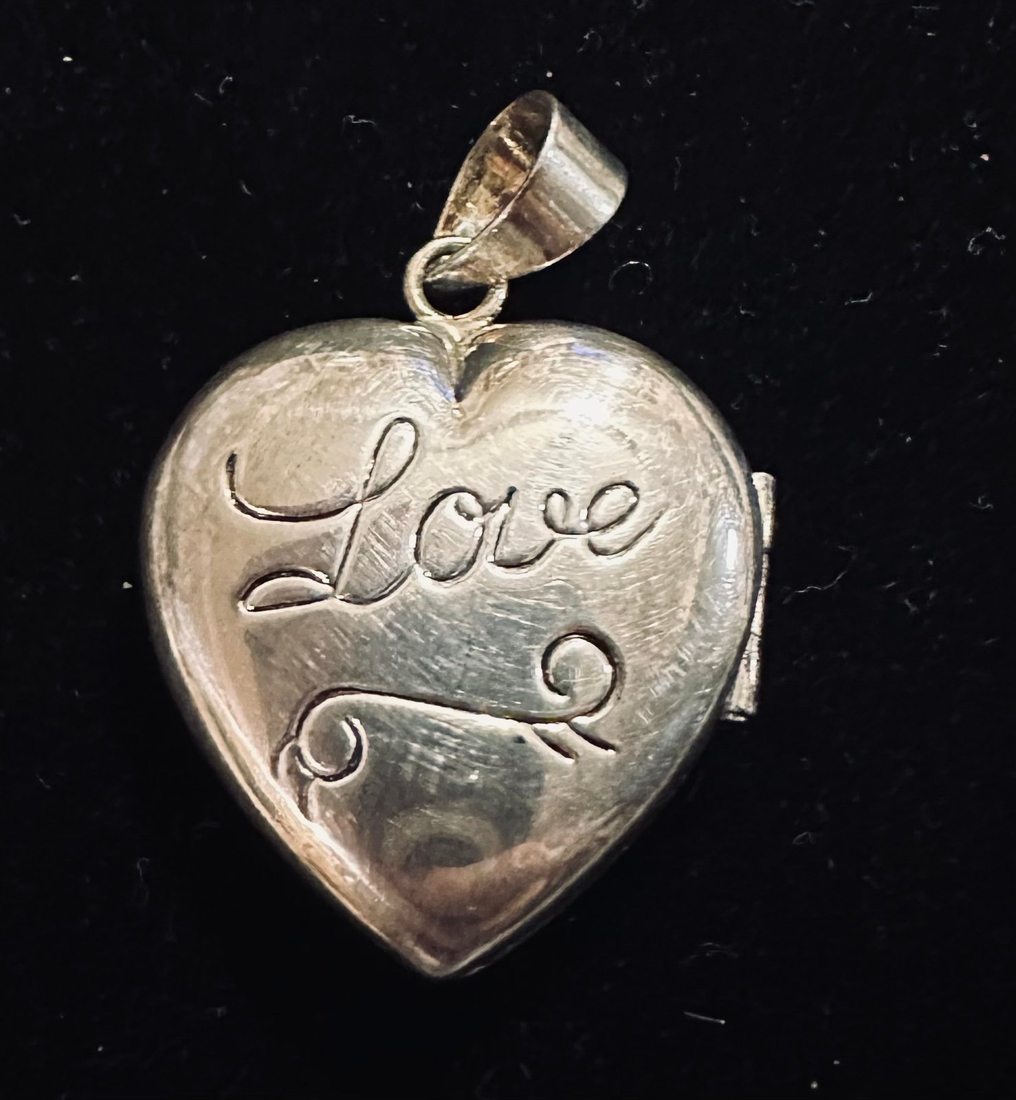 Silver 1” locket opens with 22” sterling chain