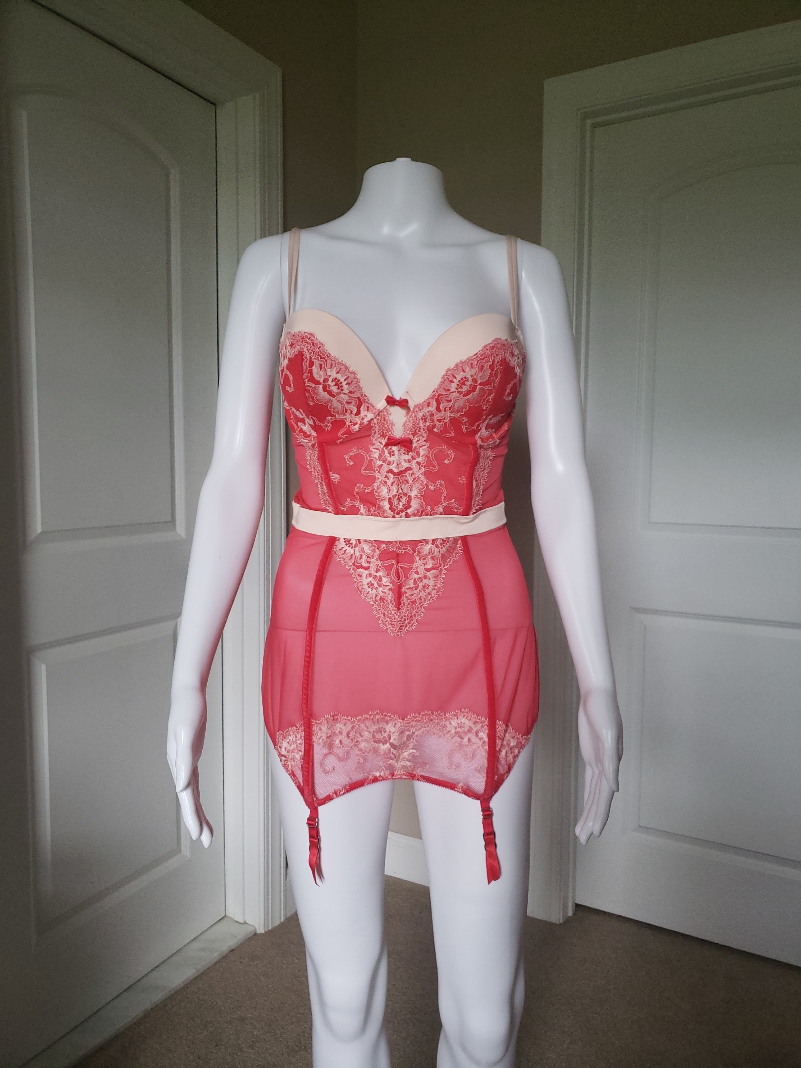 NWOT Victoria's Secret lingerie garter slip size 36C